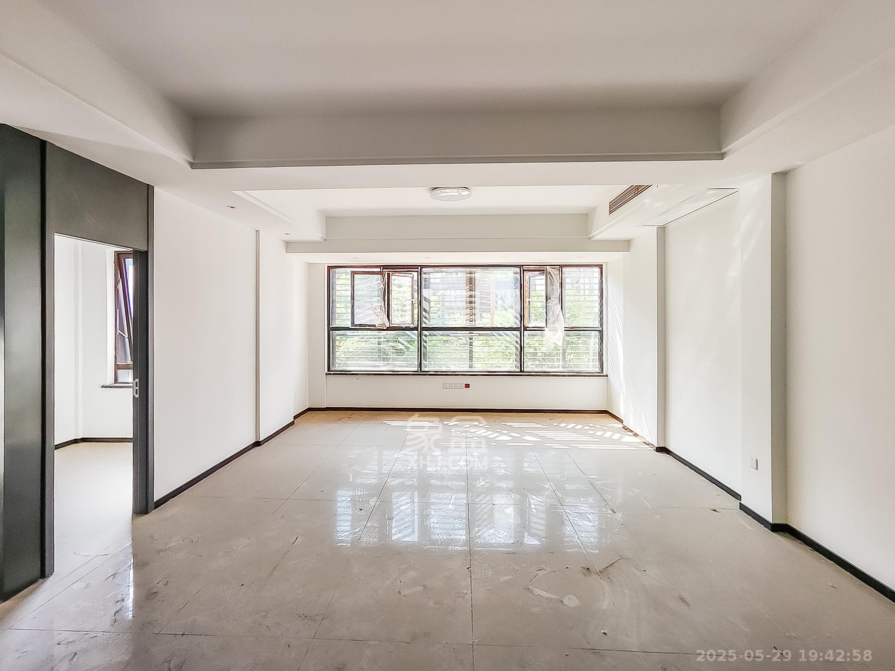 万科紫台 5室5厅4卫 389.0万 万科紫台 5室5厅4卫 389.0万卧室