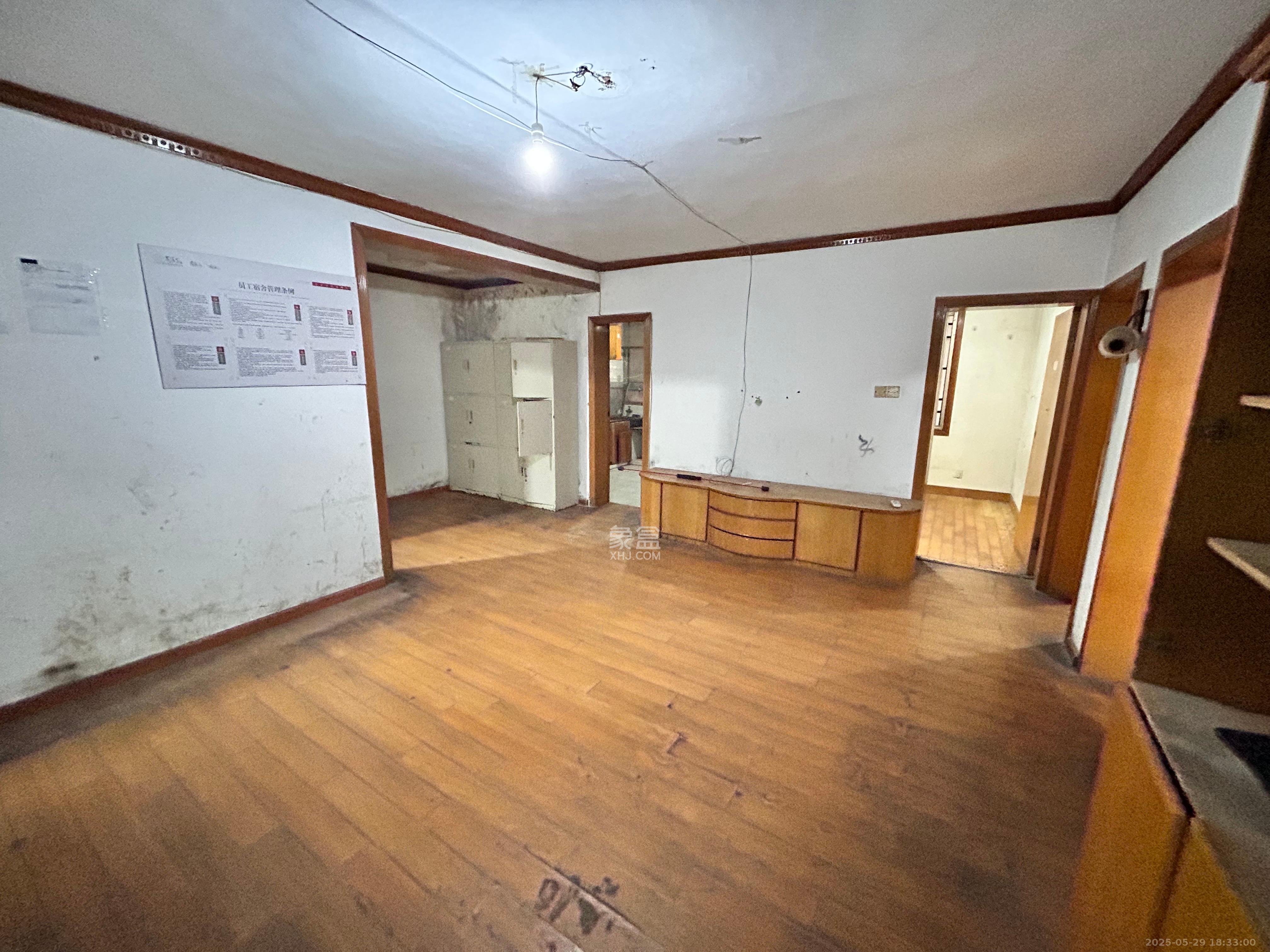 坡子街综合楼 3室2厅1卫 2900.0元/月 坡子街综合楼 3室2厅1卫 2900.0元/月室内图