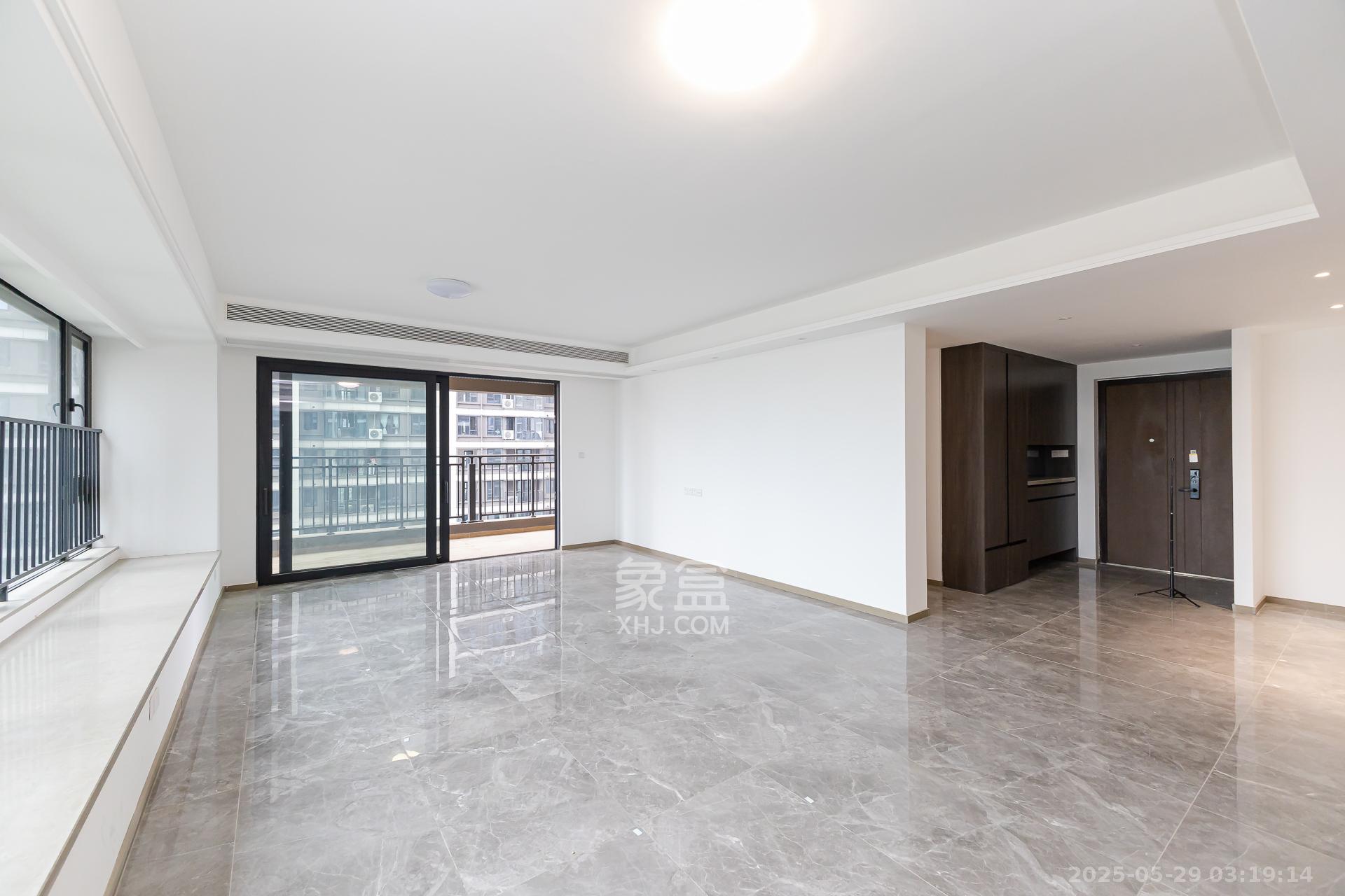 越秀湘江星汇城三期 4室2厅3卫 248.0万 越秀湘江星汇城三期 4室2厅3卫 248.0万客厅