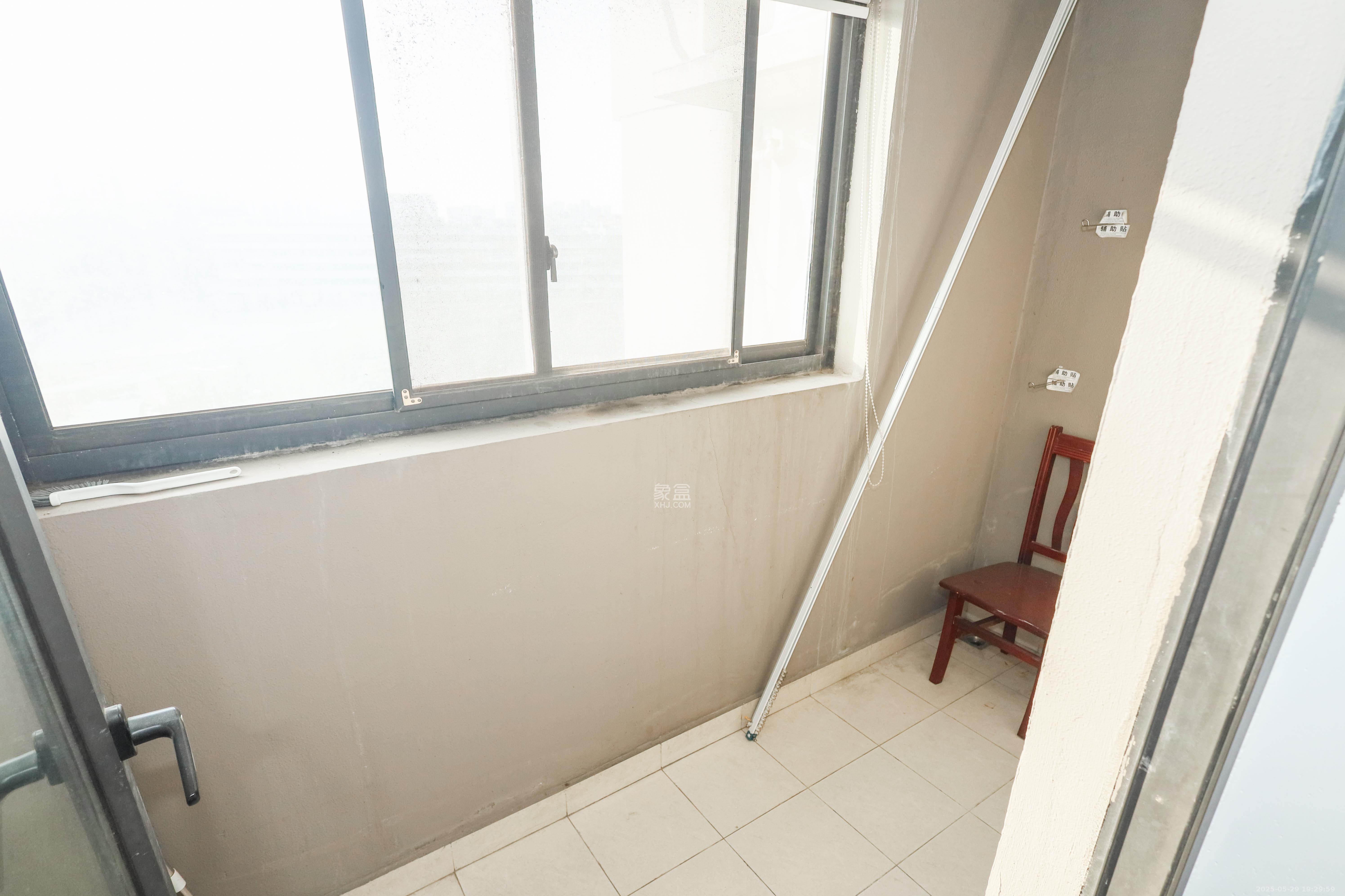 万科城市花园  3室2厅2卫    98.8万阳台