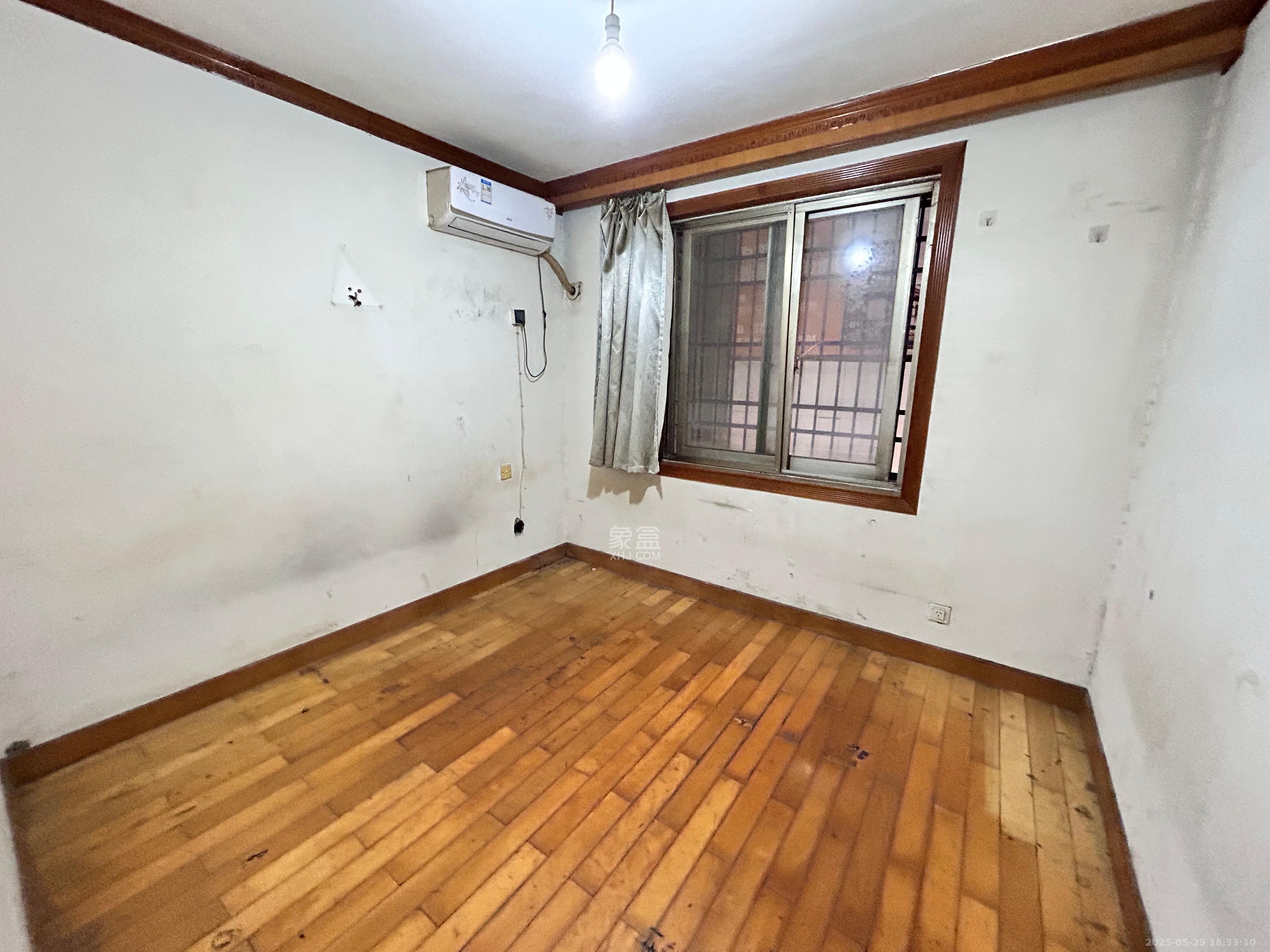 坡子街综合楼 3室2厅1卫 2900.0元/月 坡子街综合楼 3室2厅1卫 2900.0元/月室内图