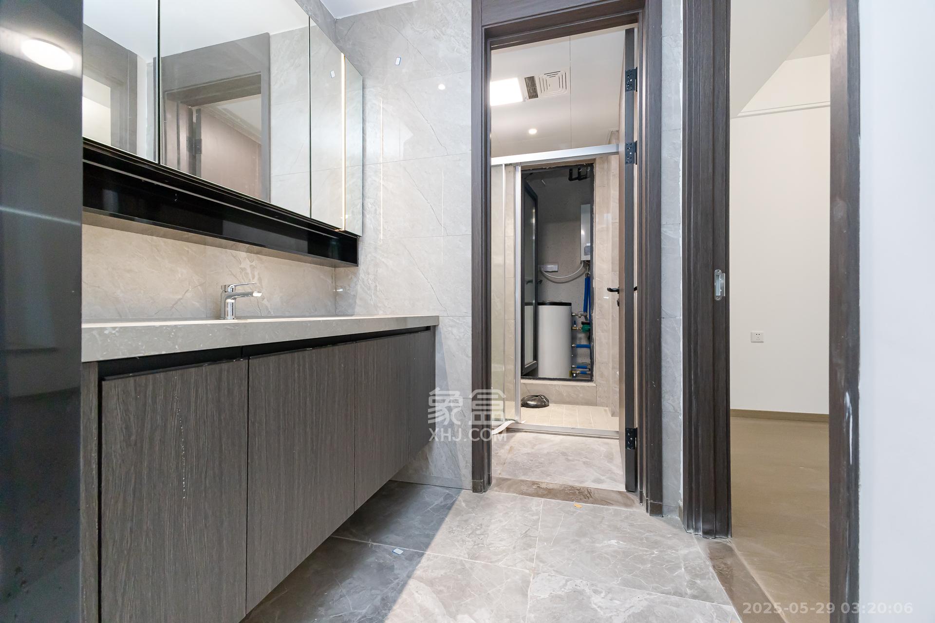 越秀湘江星汇城三期 4室2厅3卫 248.0万 越秀湘江星汇城三期 4室2厅3卫 248.0万卫生间