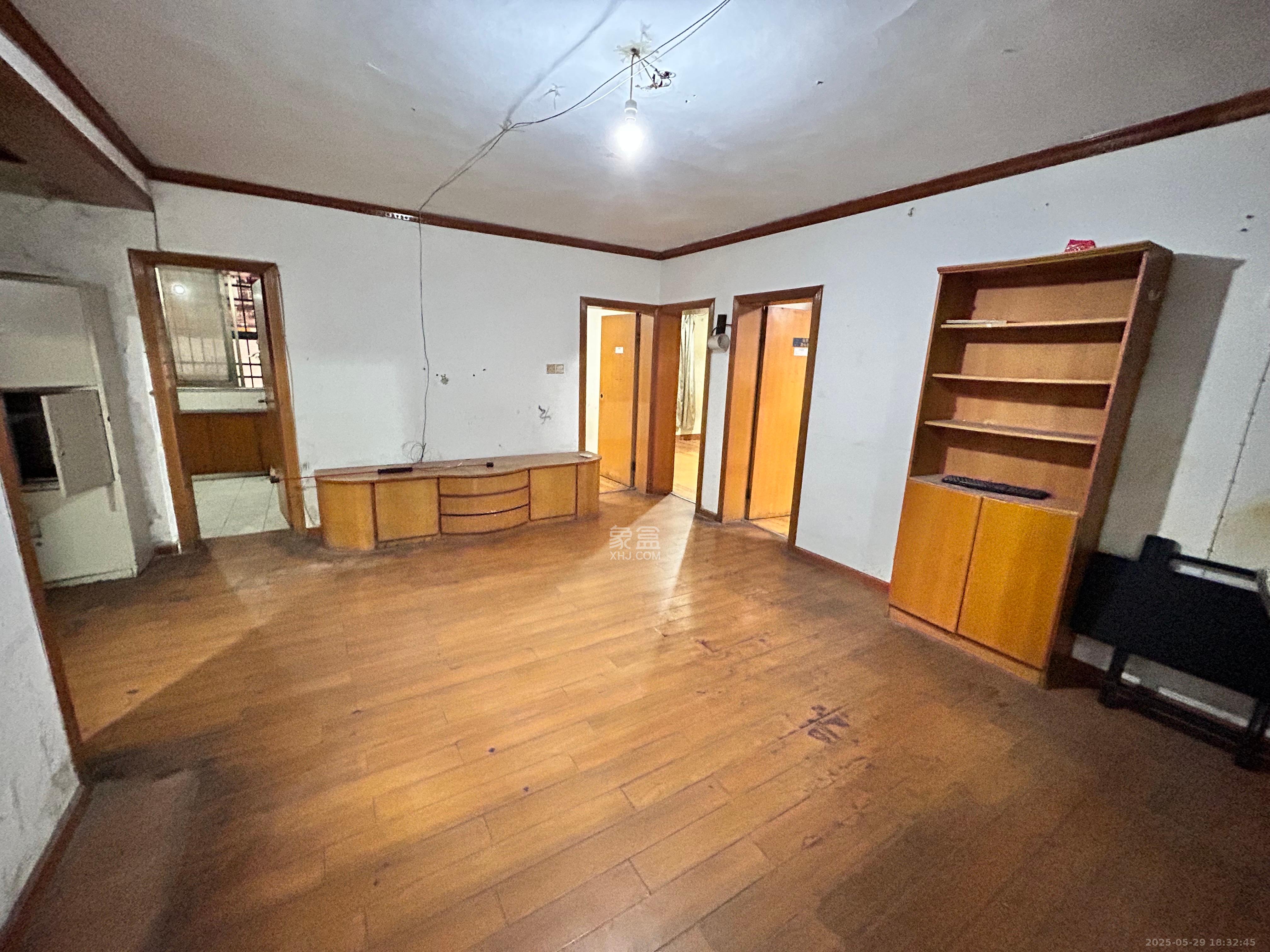 坡子街综合楼 3室2厅1卫 2900.0元/月 坡子街综合楼 3室2厅1卫 2900.0元/月室内图