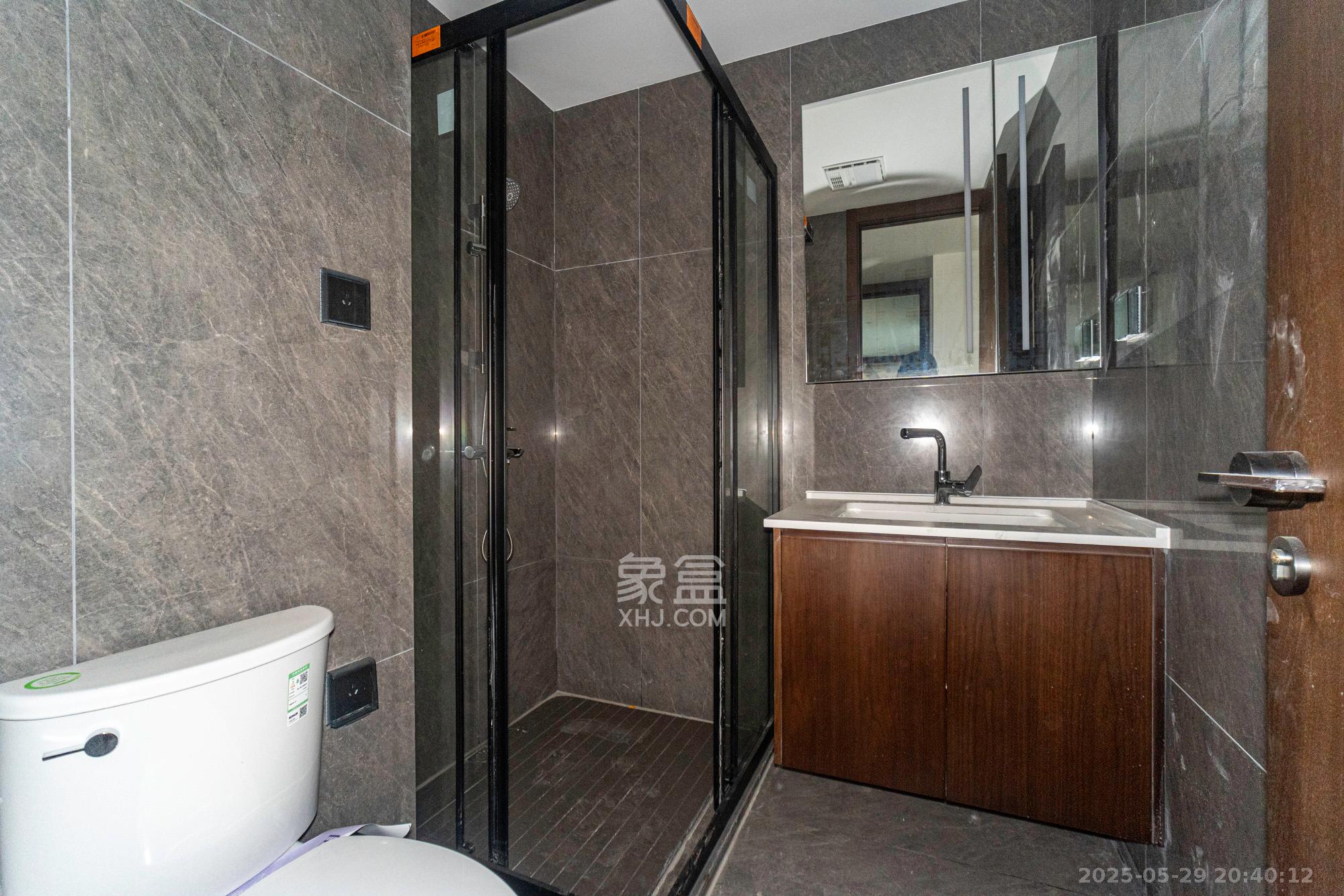 万科松湖天地 4室2厅2卫 320.0万 万科松湖天地 4室2厅2卫 320.0万卫生间