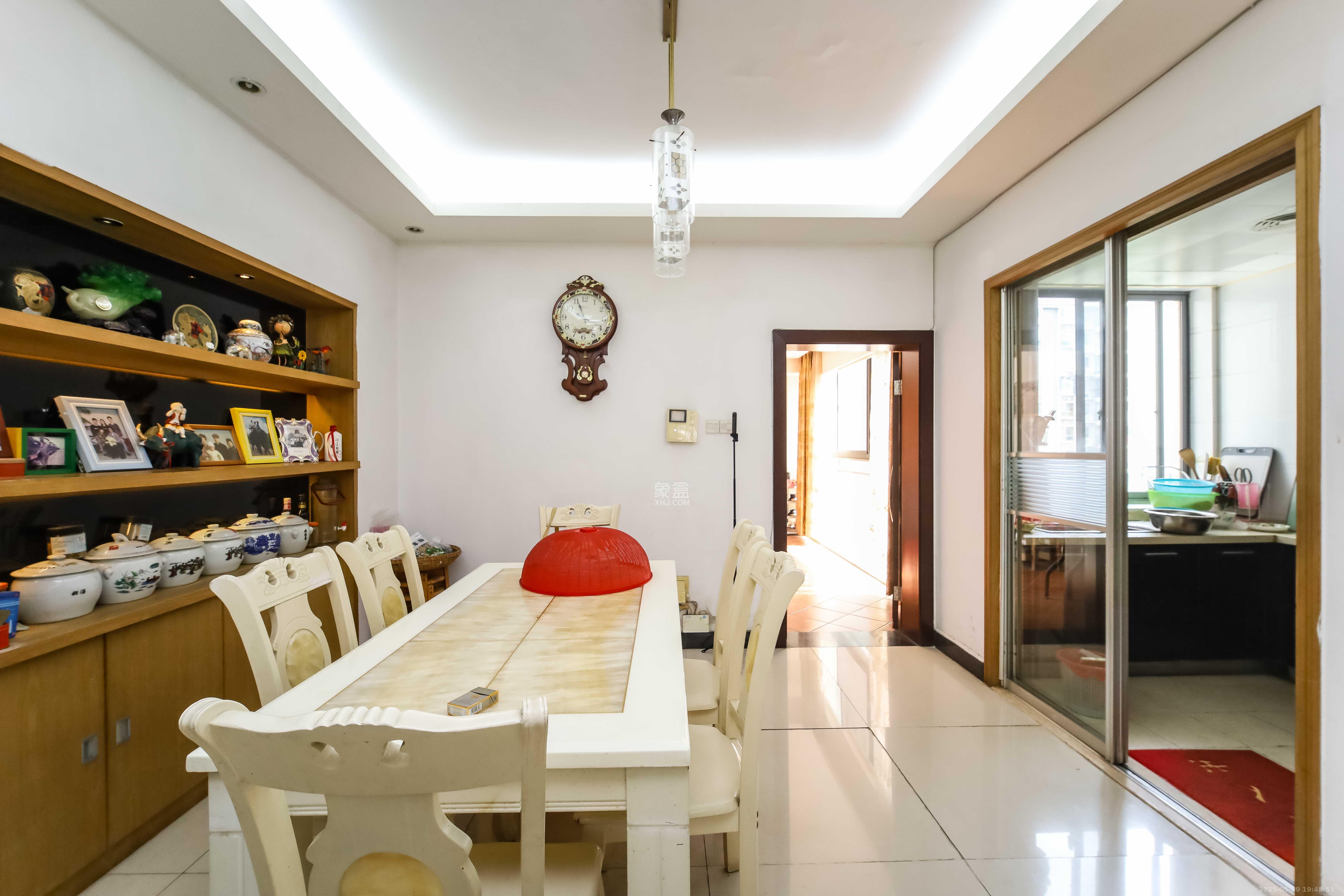 银港水晶城 4室2厅2卫 120.0万 银港水晶城 4室2厅2卫 120.0万客厅