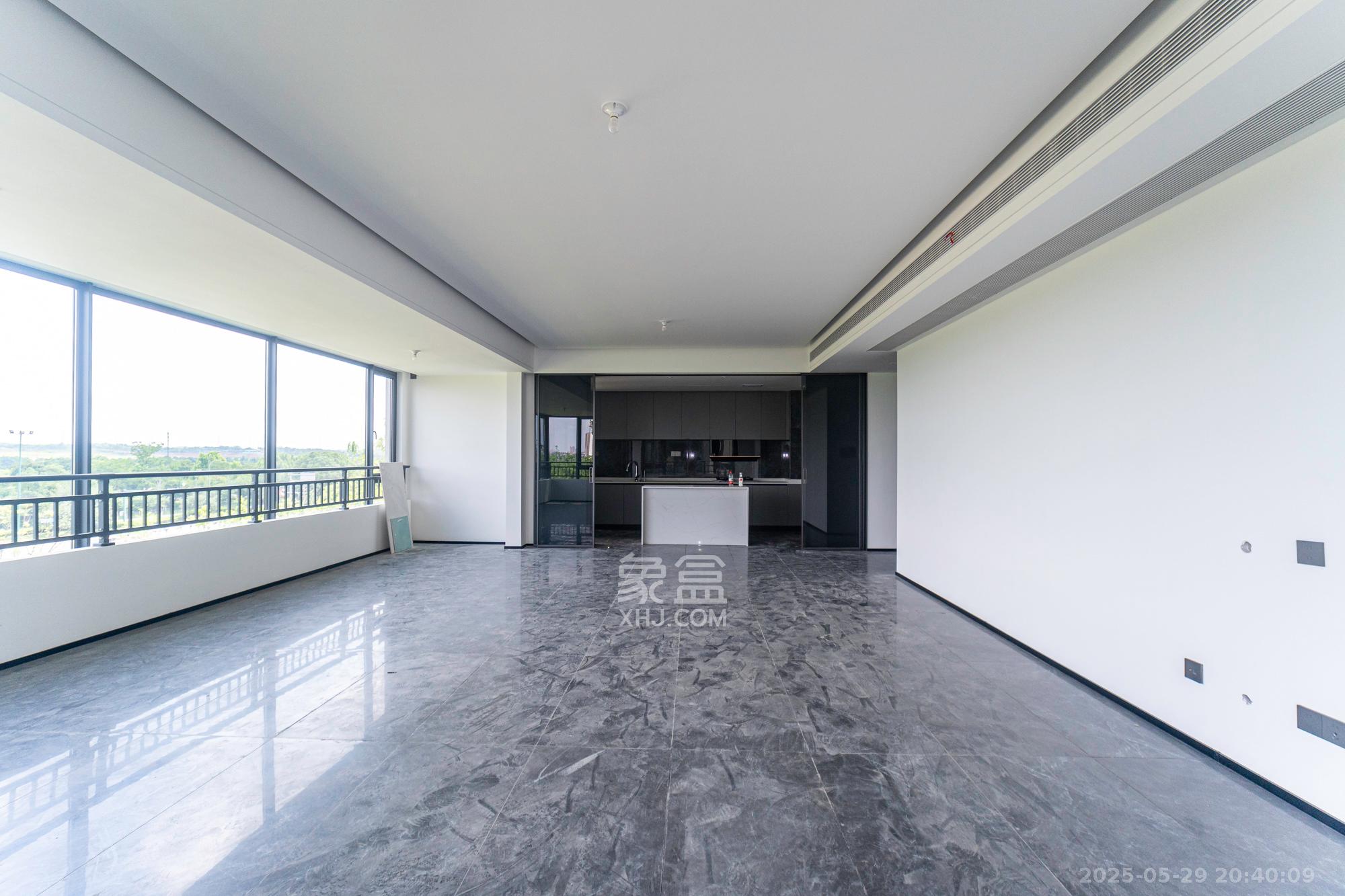 万科松湖天地 4室2厅2卫 320.0万 万科松湖天地 4室2厅2卫 320.0万客厅