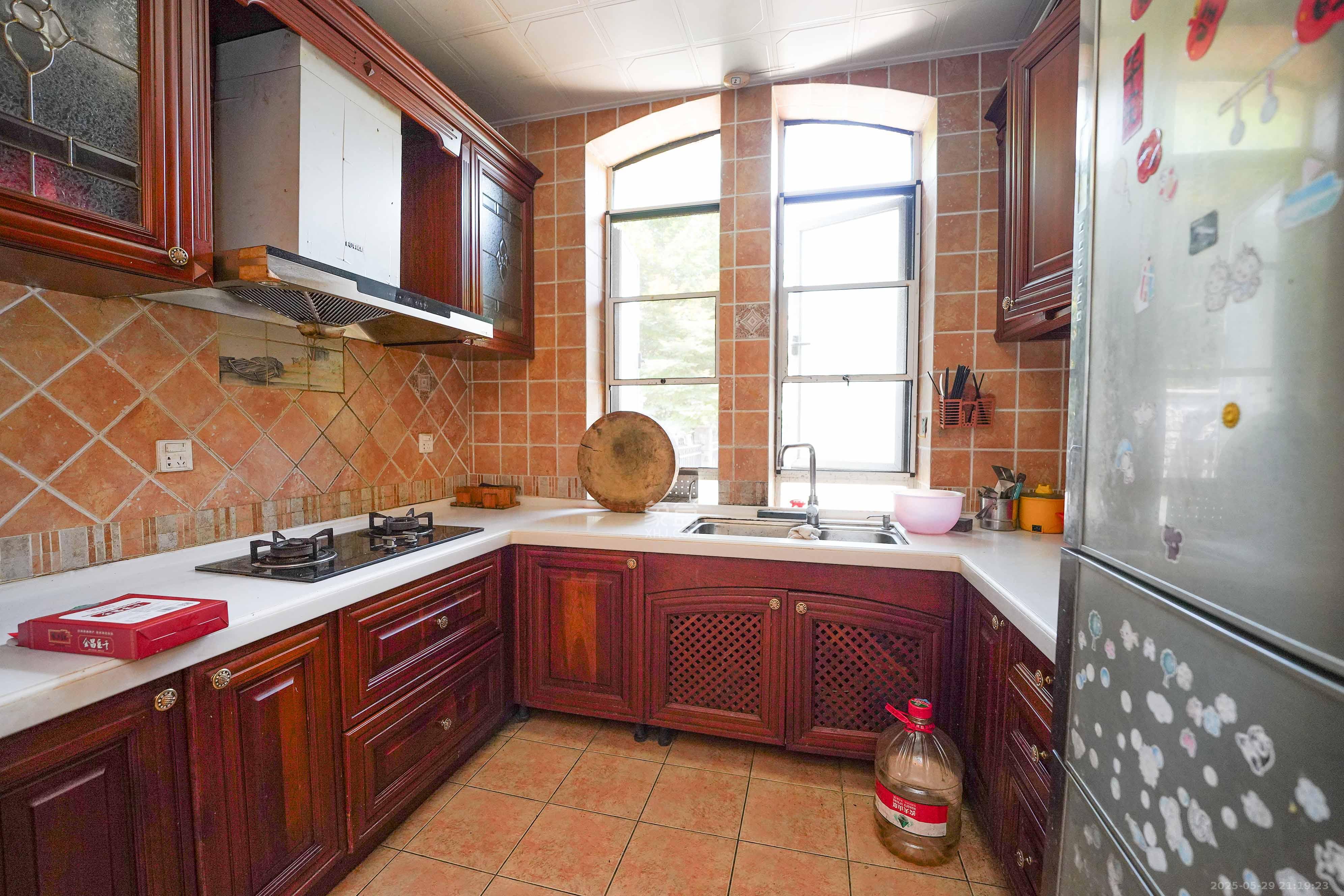 格兰小镇  5室2厅3卫    448.0万 格兰小镇  5室2厅3卫    448.0万厨房