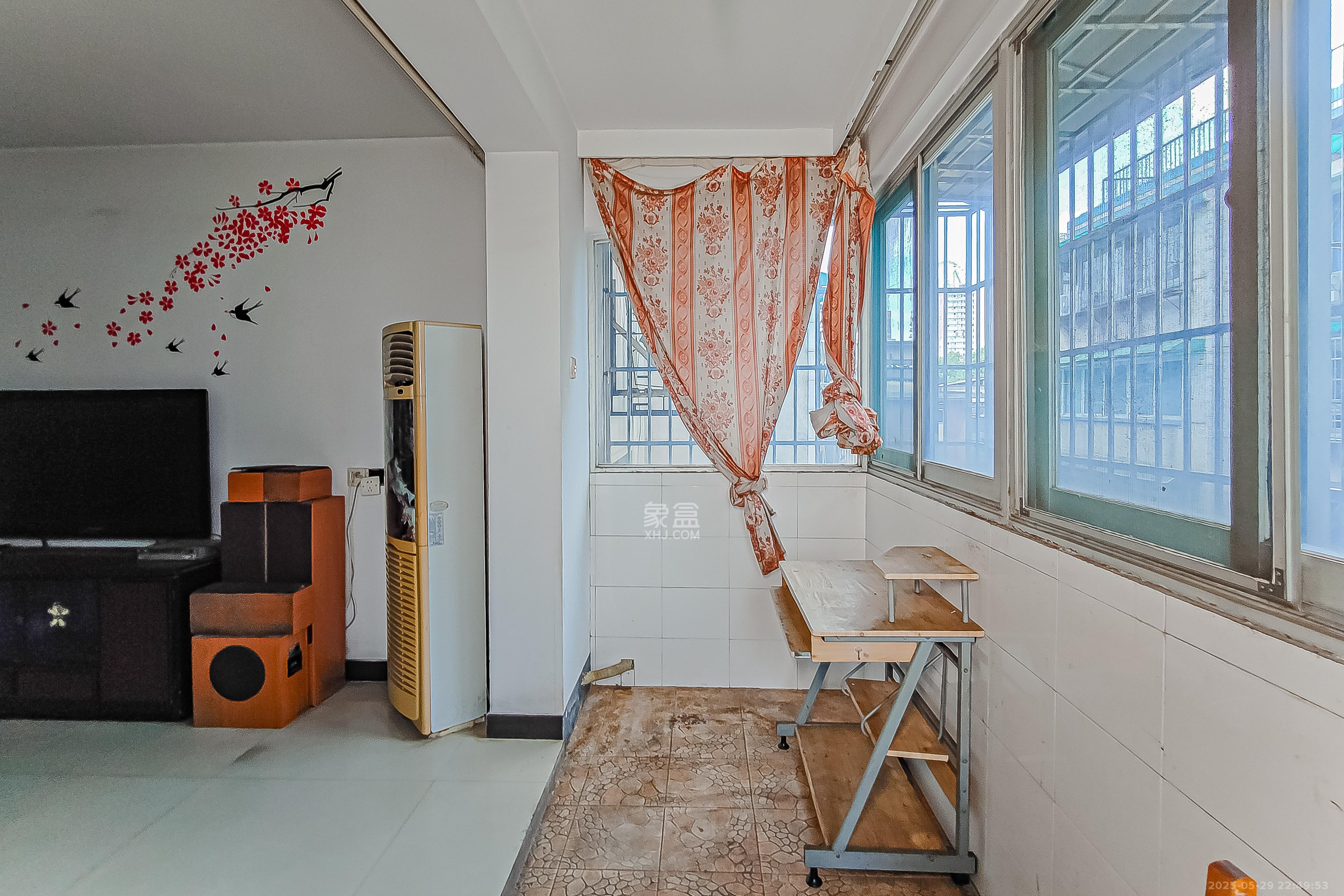 红旗综合安置楼  3室2厅2卫    65.0万阳台