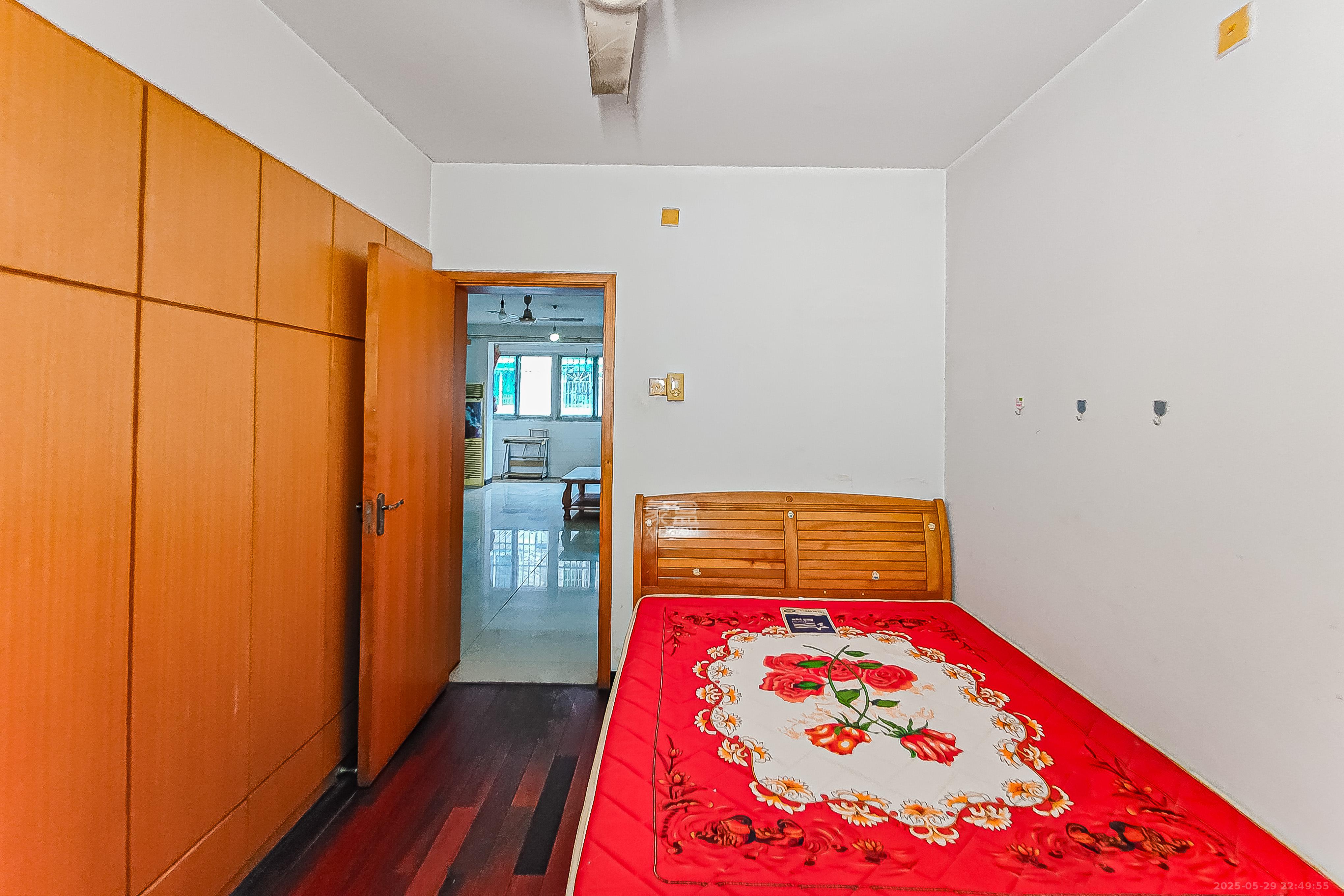 红旗综合安置楼  3室2厅2卫    65.0万卧室