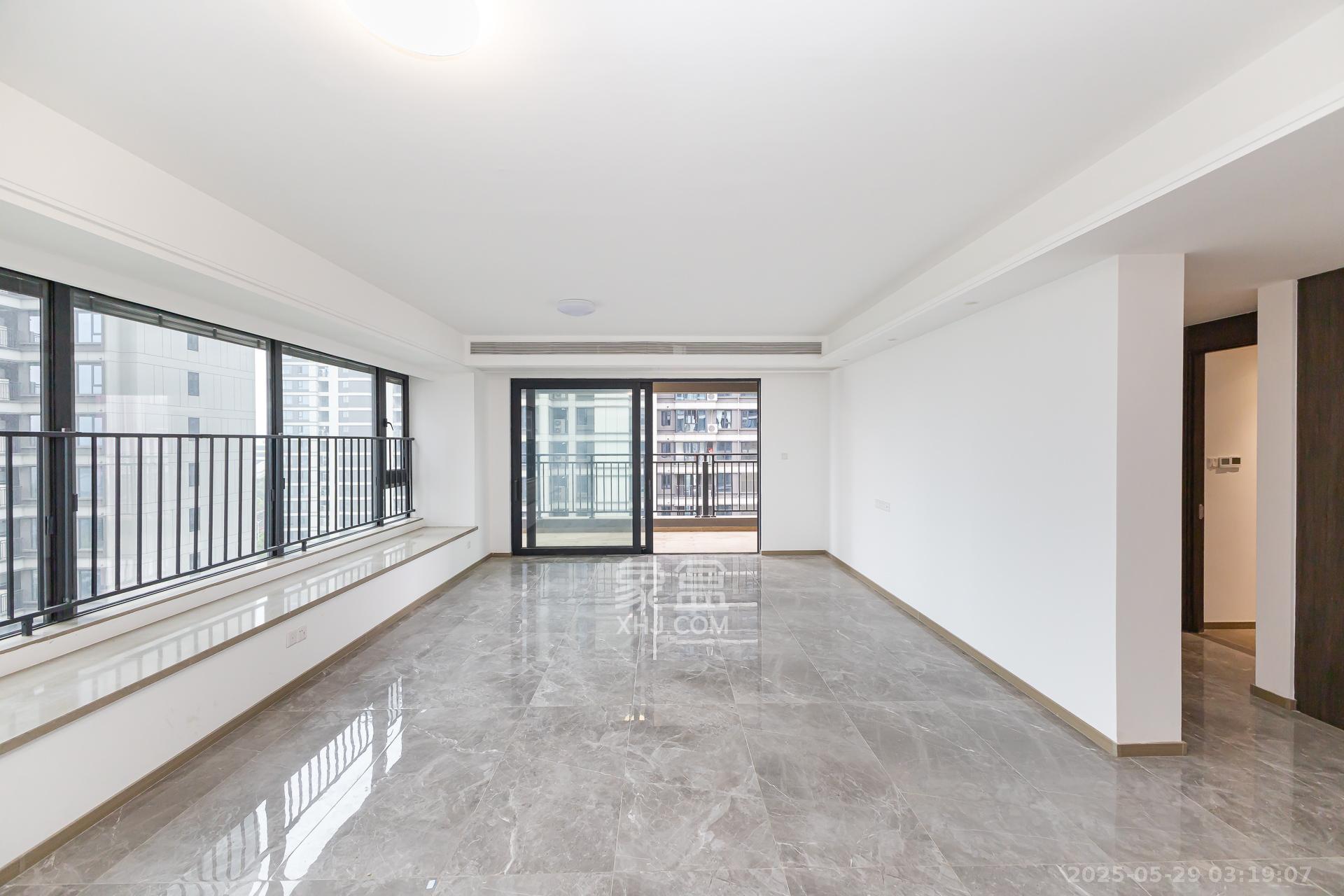 越秀湘江星汇城三期 4室2厅3卫 248.0万 越秀湘江星汇城三期 4室2厅3卫 248.0万客厅