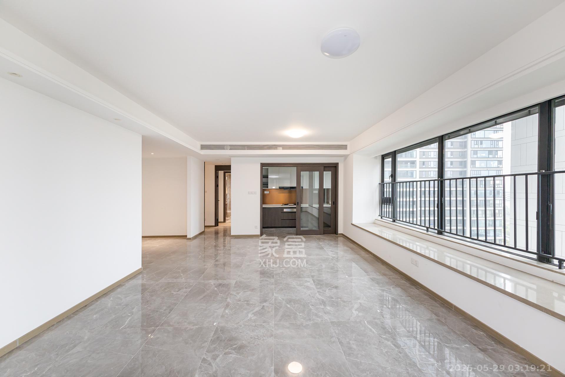 越秀湘江星汇城三期 4室2厅3卫 248.0万 越秀湘江星汇城三期 4室2厅3卫 248.0万客厅