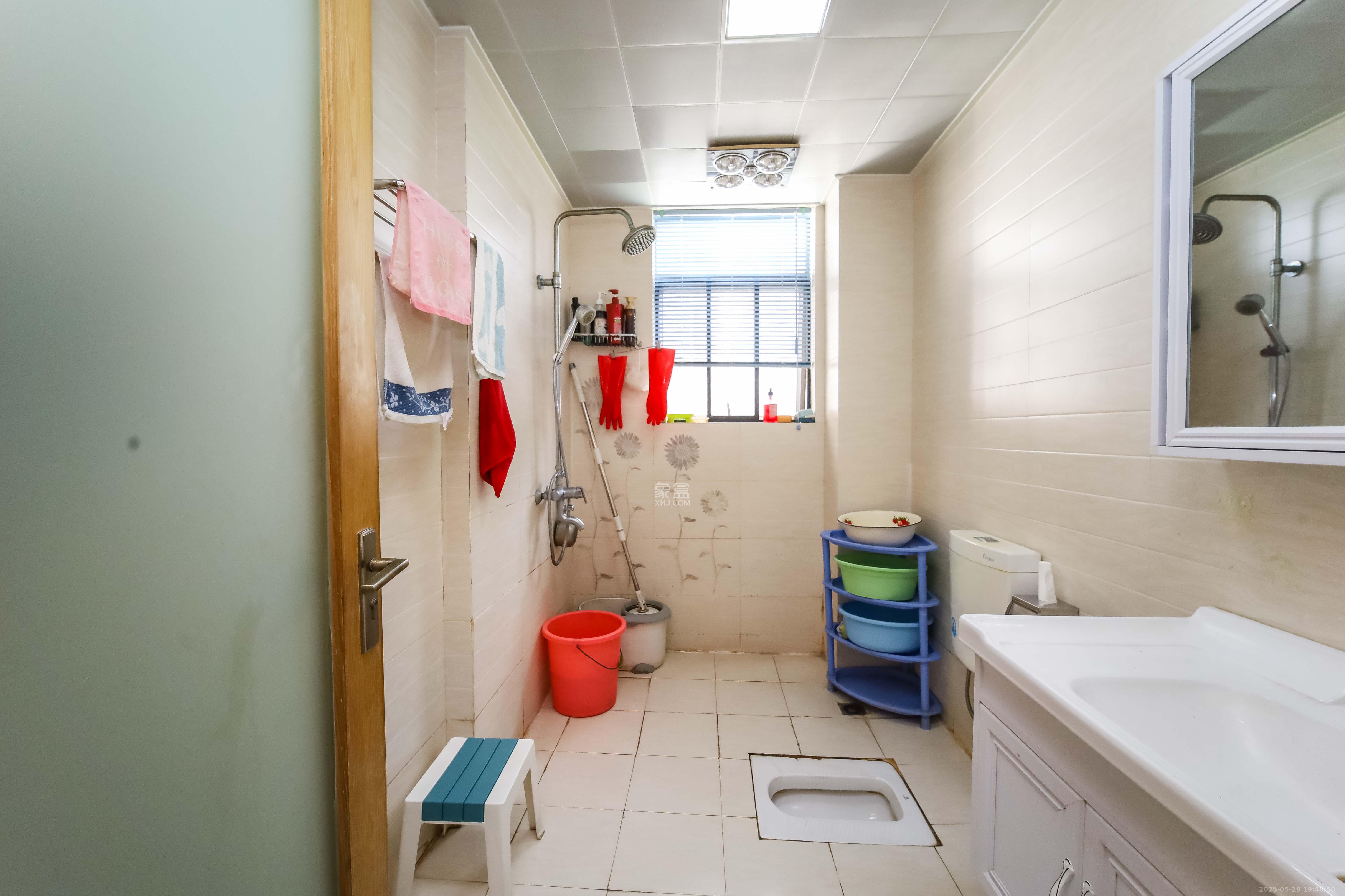 银港水晶城 4室2厅2卫 120.0万 银港水晶城 4室2厅2卫 120.0万卫生间