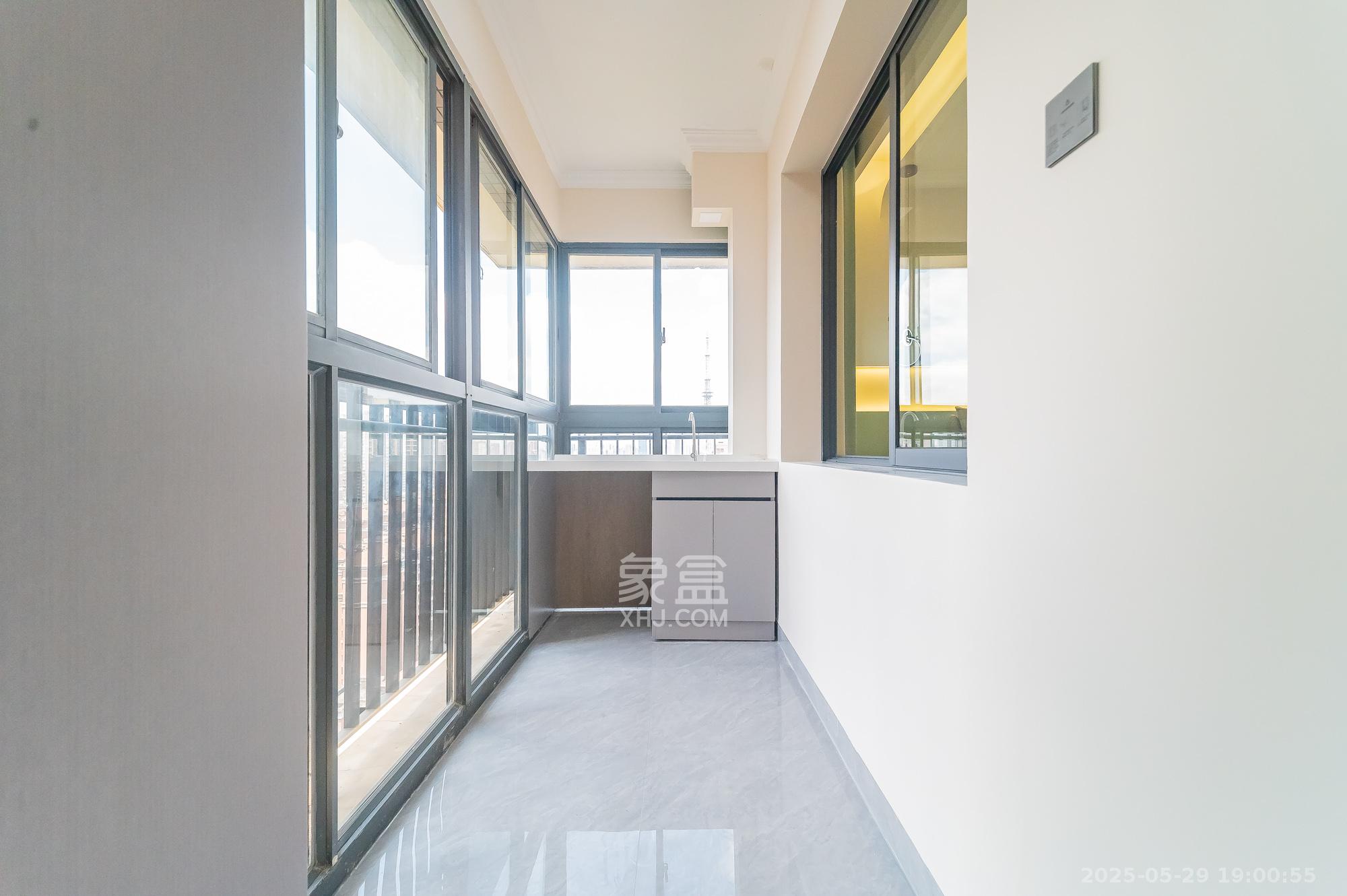 华润凤凰城二期 3室2厅2卫 89.8万 华润凤凰城二期 3室2厅2卫 89.8万阳台