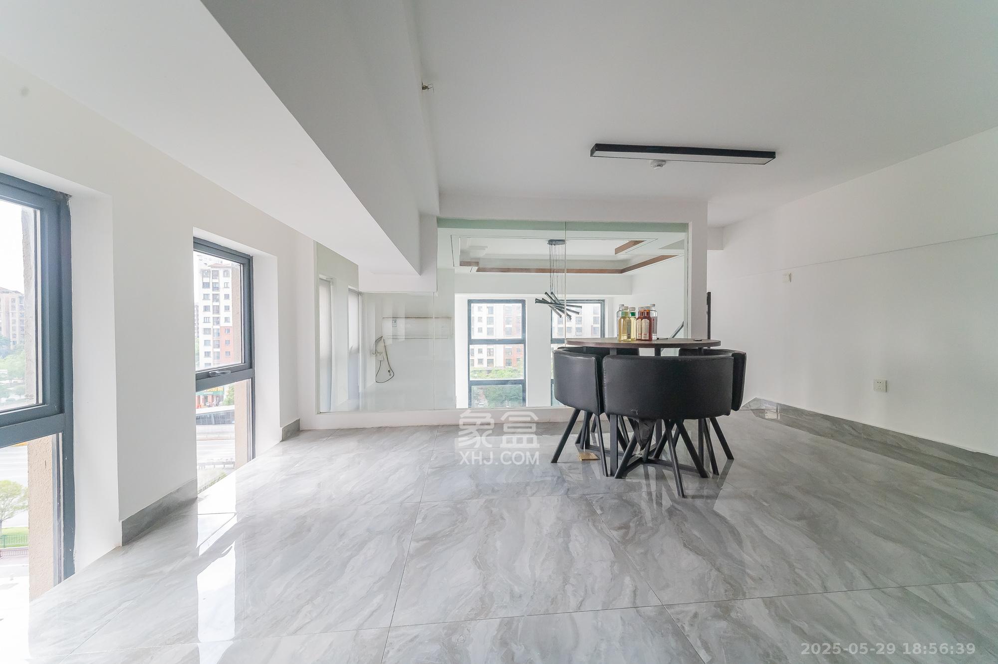 华润置地广场二期  1室1厅1卫    33.0万 华润置地广场二期  1室1厅1卫    33.0万客厅