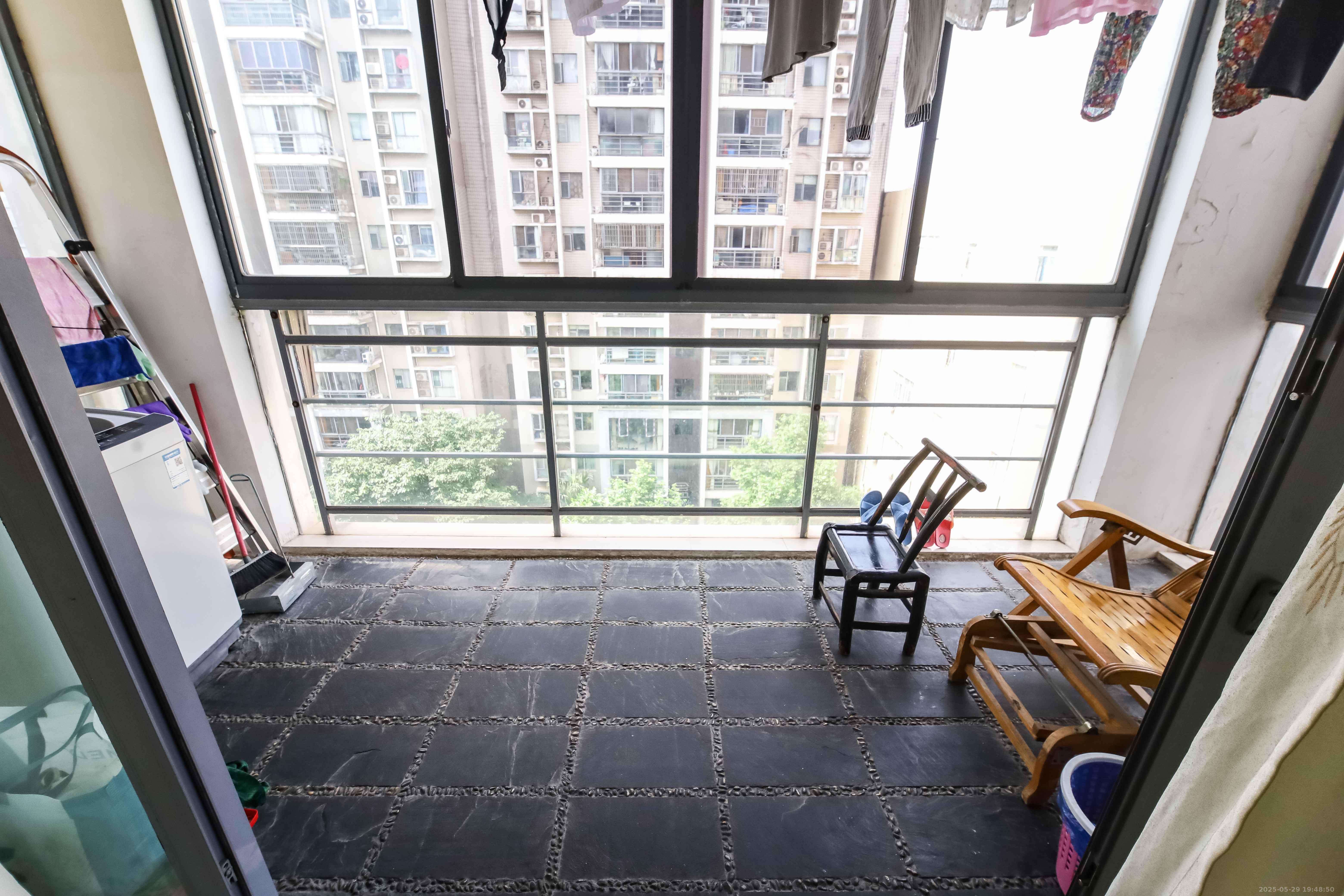 银港水晶城 4室2厅2卫 120.0万 银港水晶城 4室2厅2卫 120.0万阳台