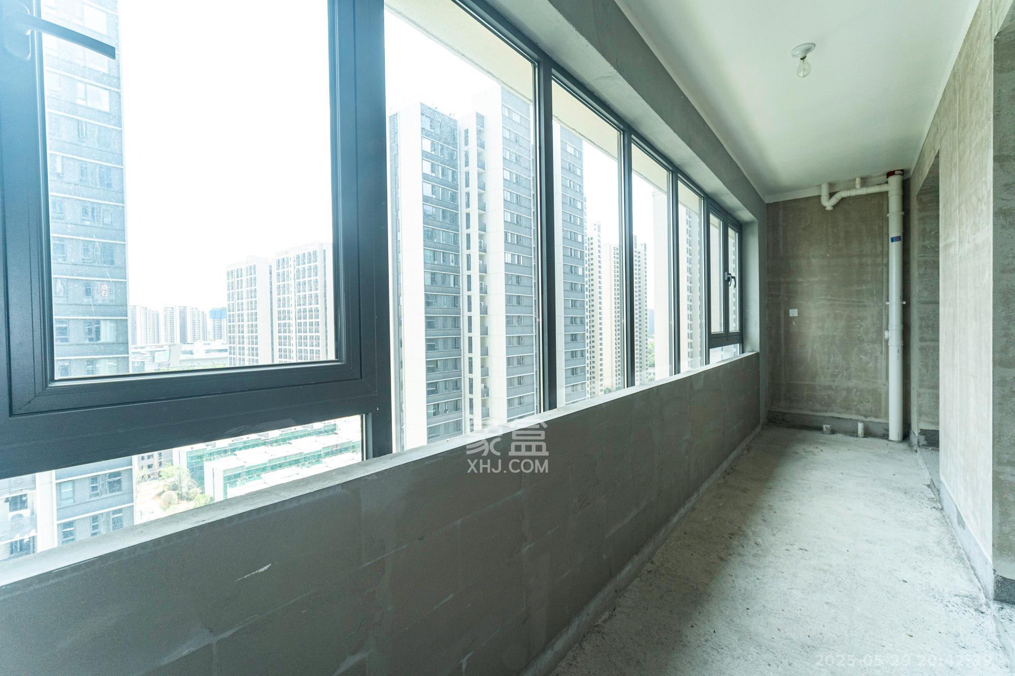 绿城美的明月江南  4室2厅2卫   144.80万阳台