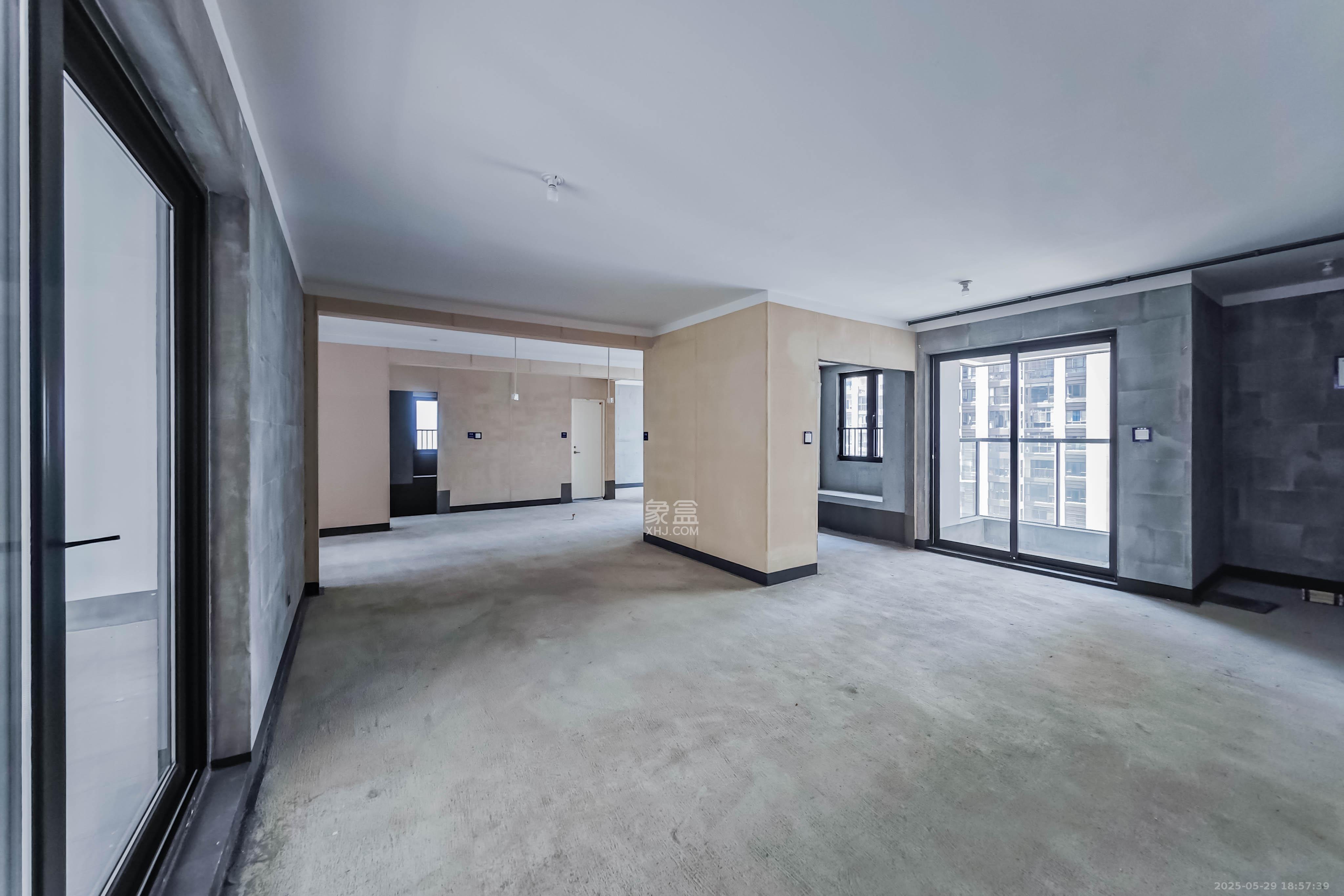建发玖洲观澜  4室2厅2卫   200.00万客厅