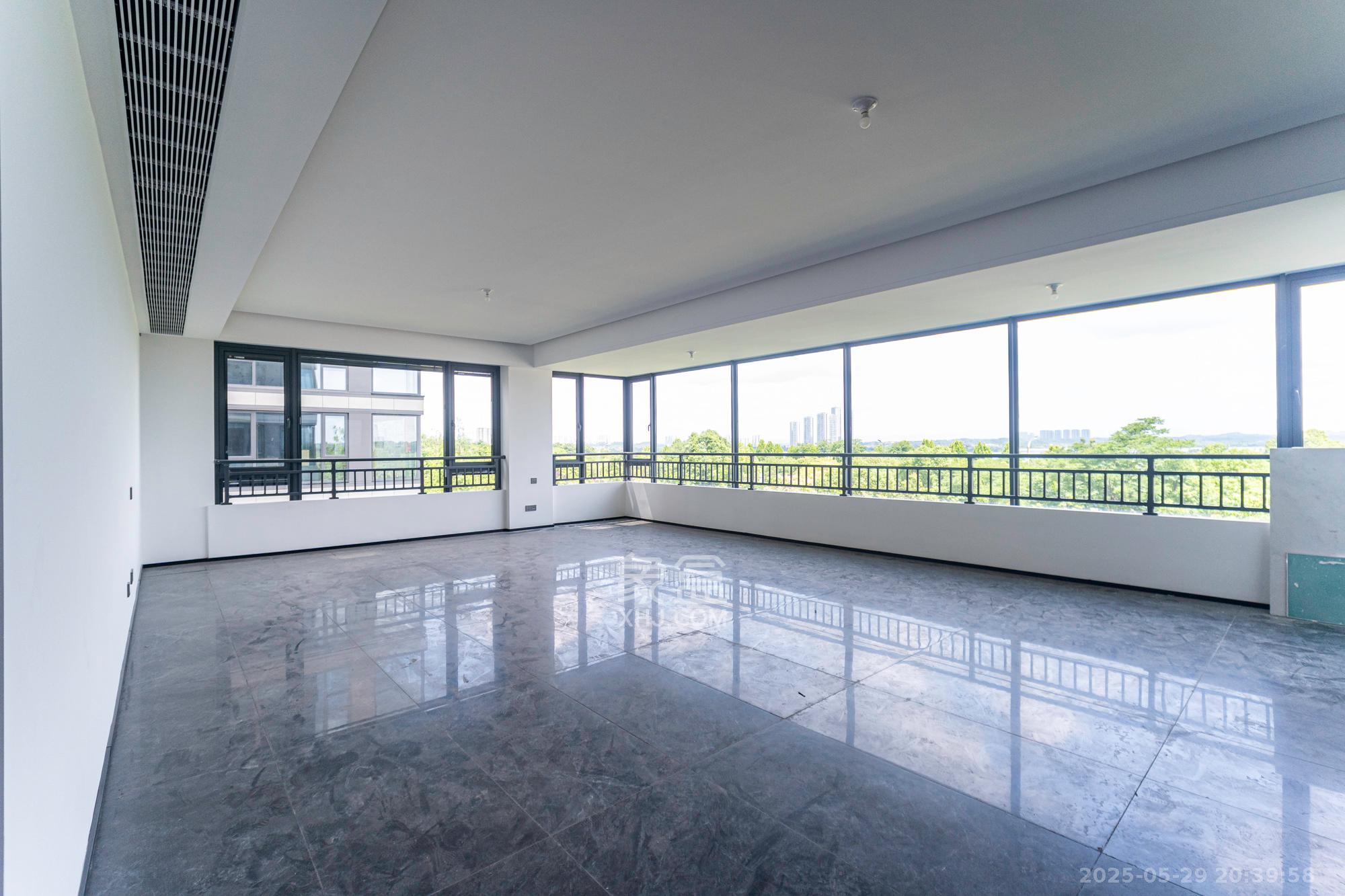 万科松湖天地 4室2厅2卫 320.0万 万科松湖天地 4室2厅2卫 320.0万客厅