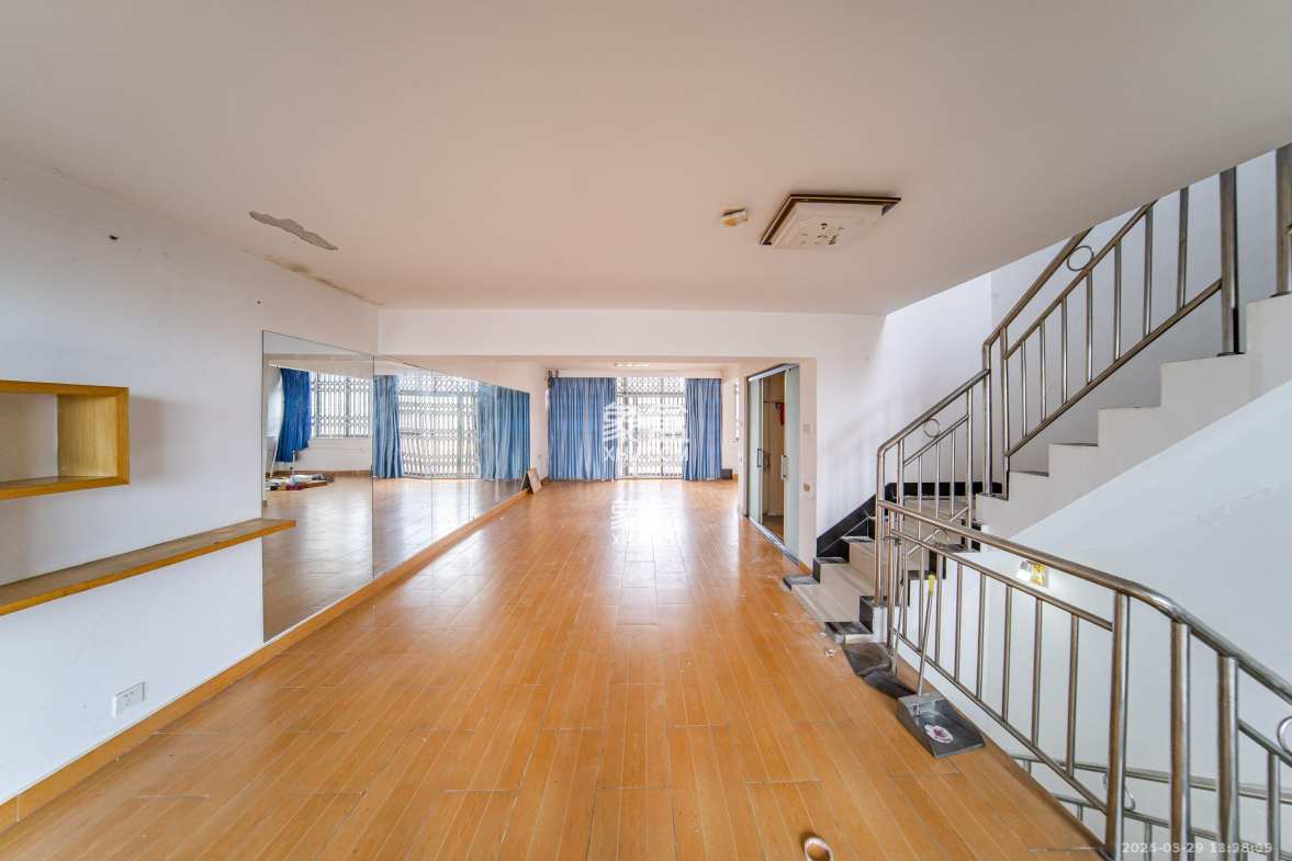 阳光100一期、四五期 5室2厅3卫 6500.0元/月 阳光100一期、四五期 5室2厅3卫 6500.0元/月室内图