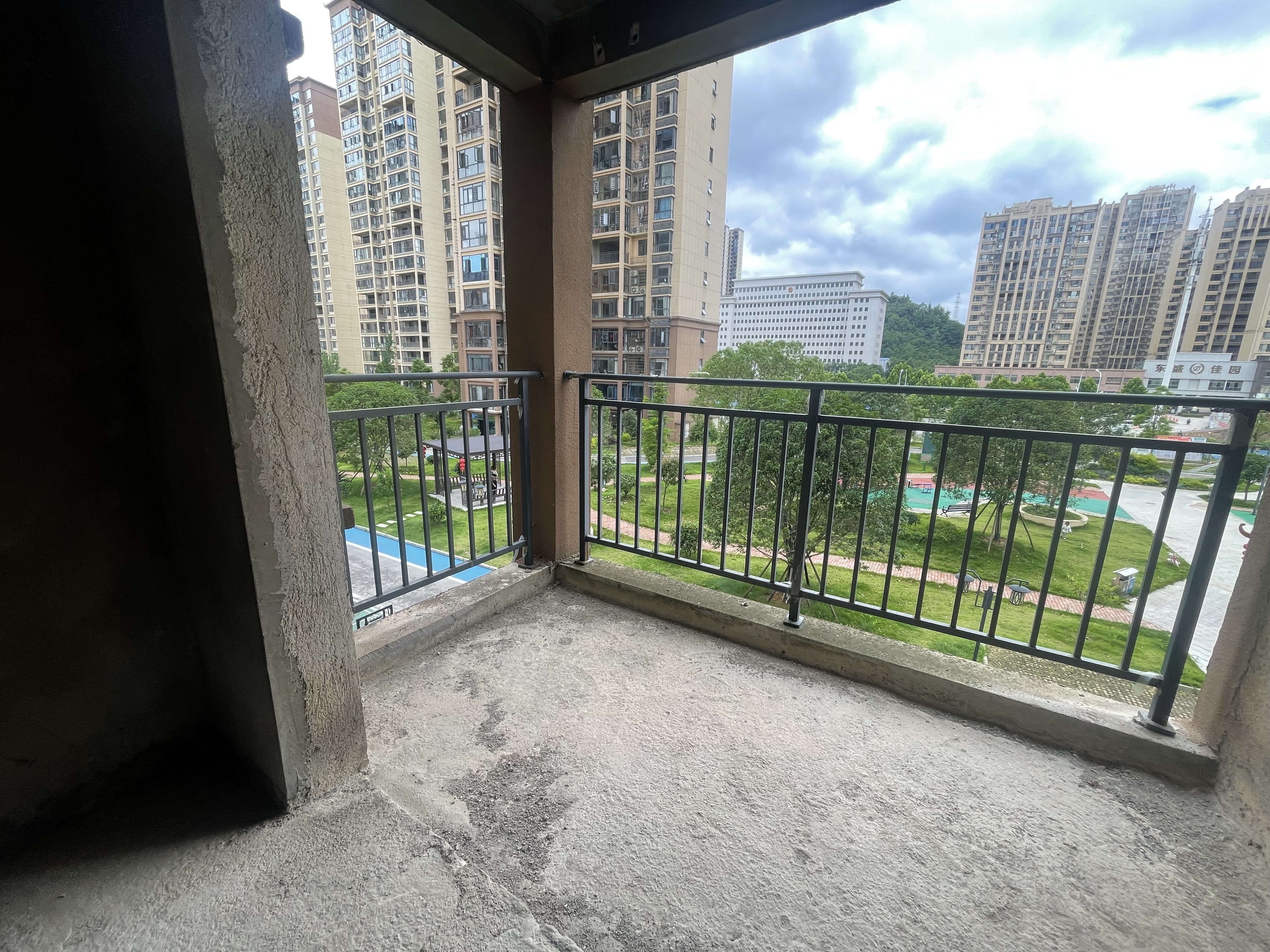 和泰家园 5室2厅2卫 79.8万 和泰家园 5室2厅2卫 79.8万客厅