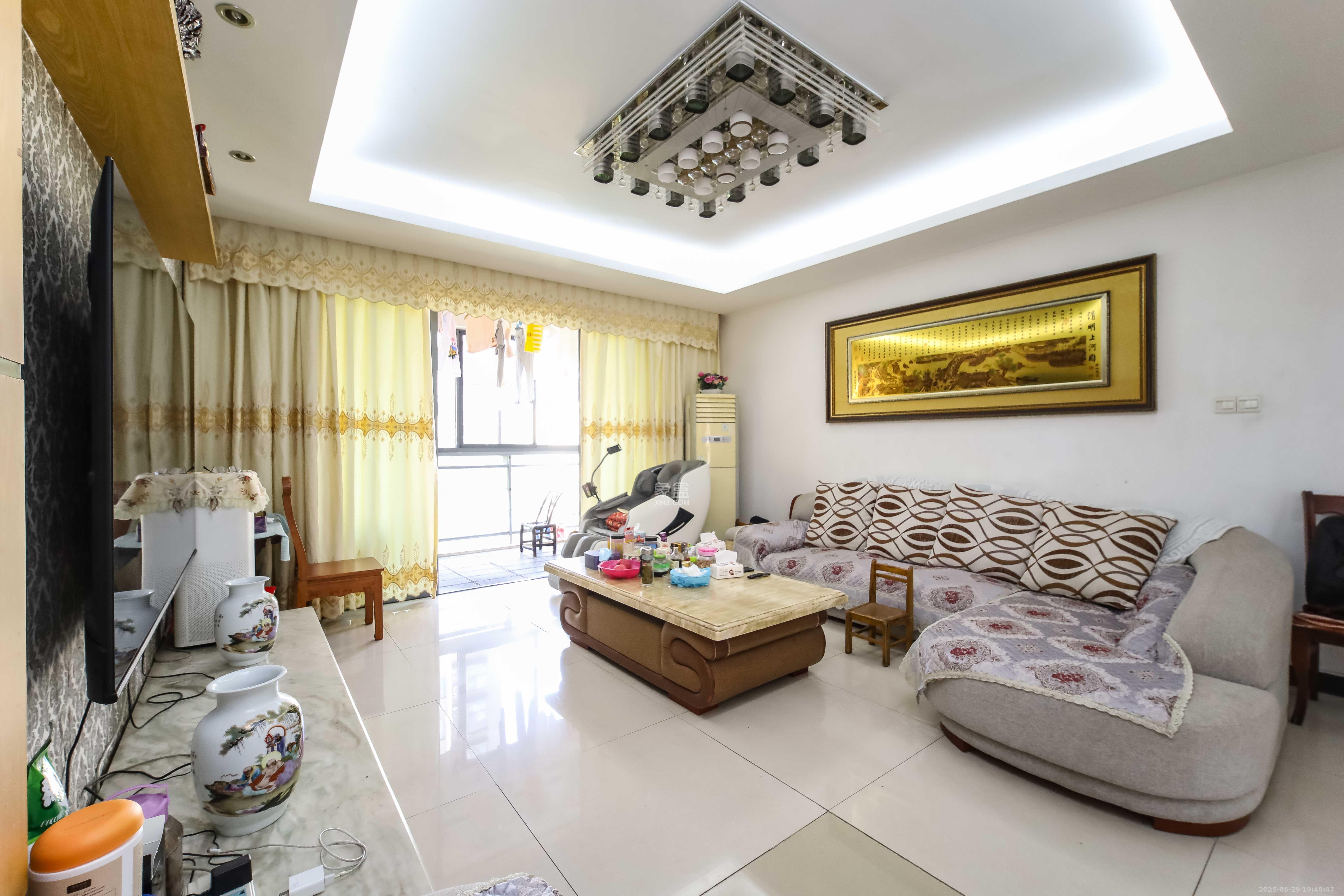 银港水晶城 4室2厅2卫 120.0万 银港水晶城 4室2厅2卫 120.0万客厅