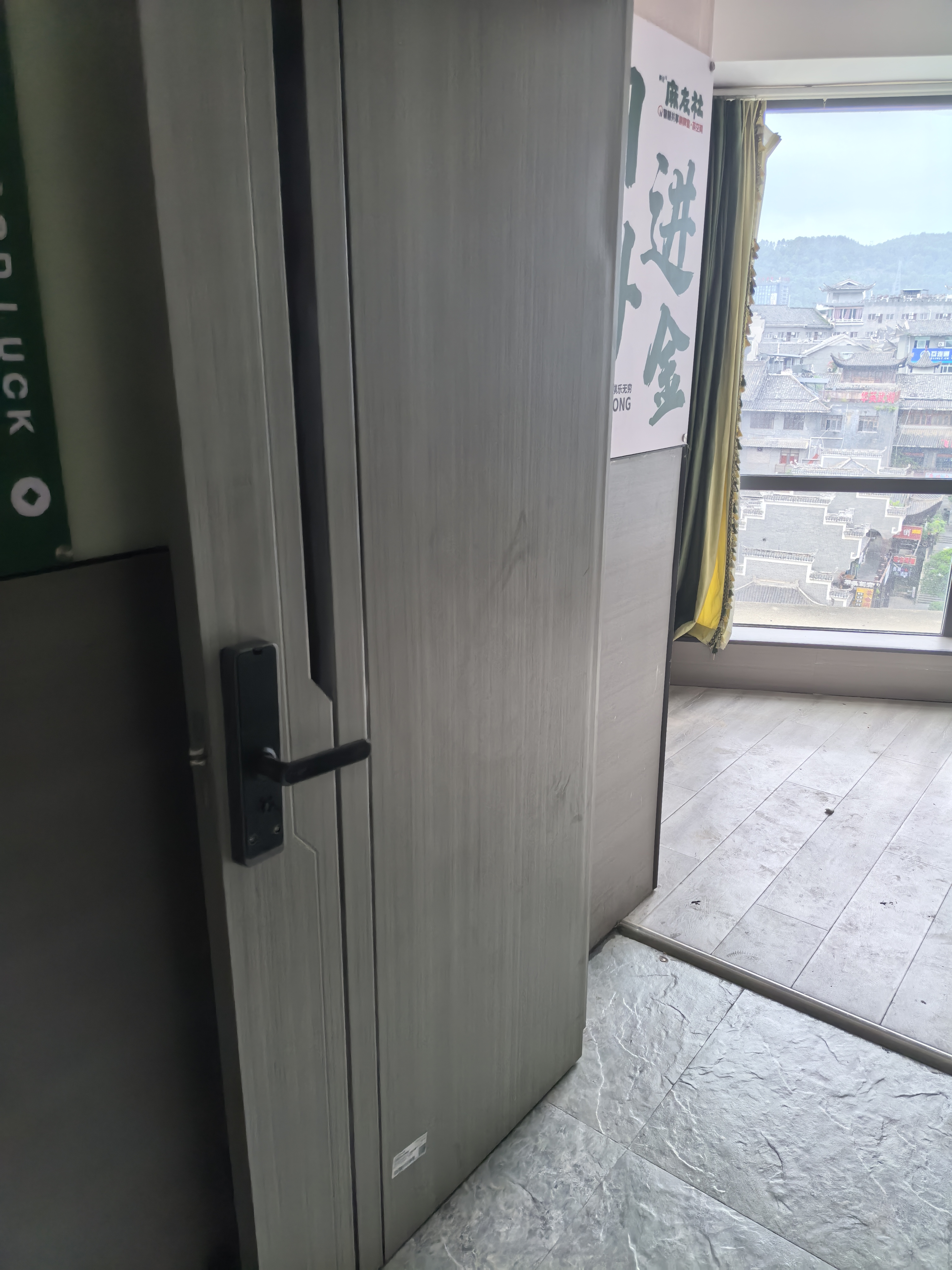 中商广场  5室2厅2卫   4200.00元/月室内图