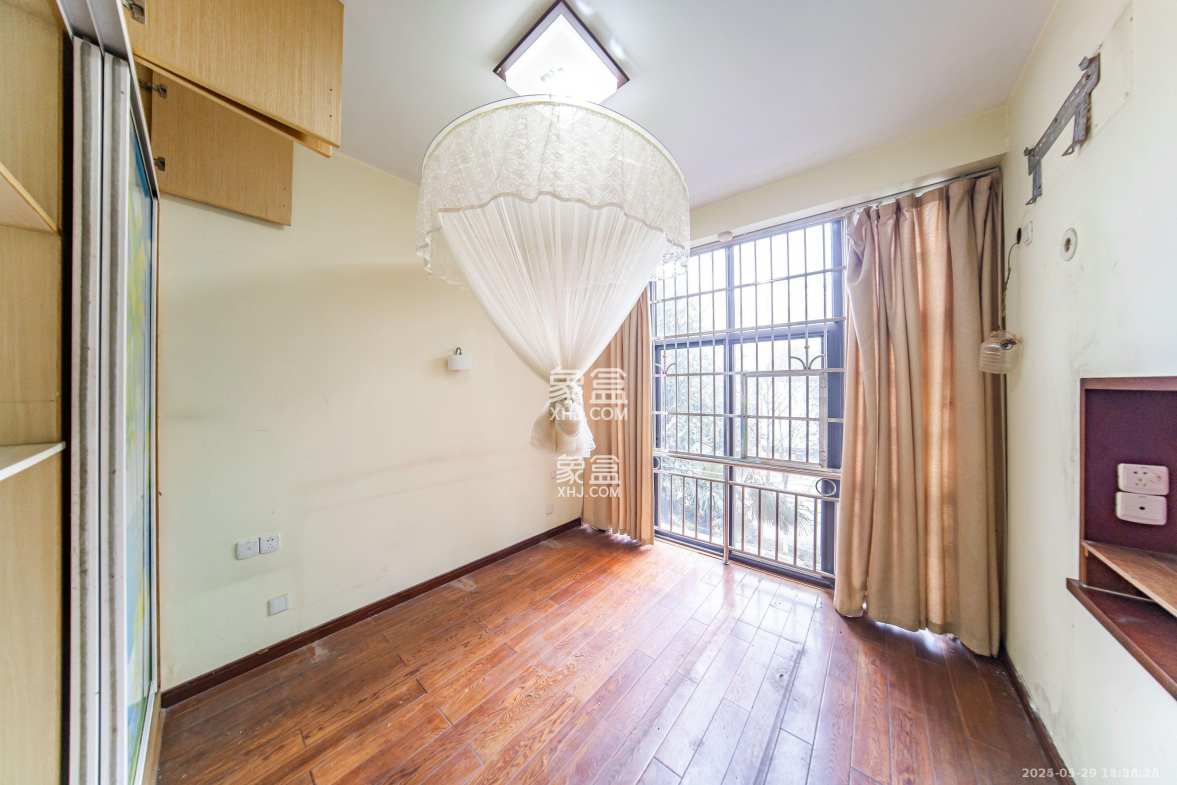 阳光100一期、四五期 5室2厅3卫 6500.0元/月 阳光100一期、四五期 5室2厅3卫 6500.0元/月室内图