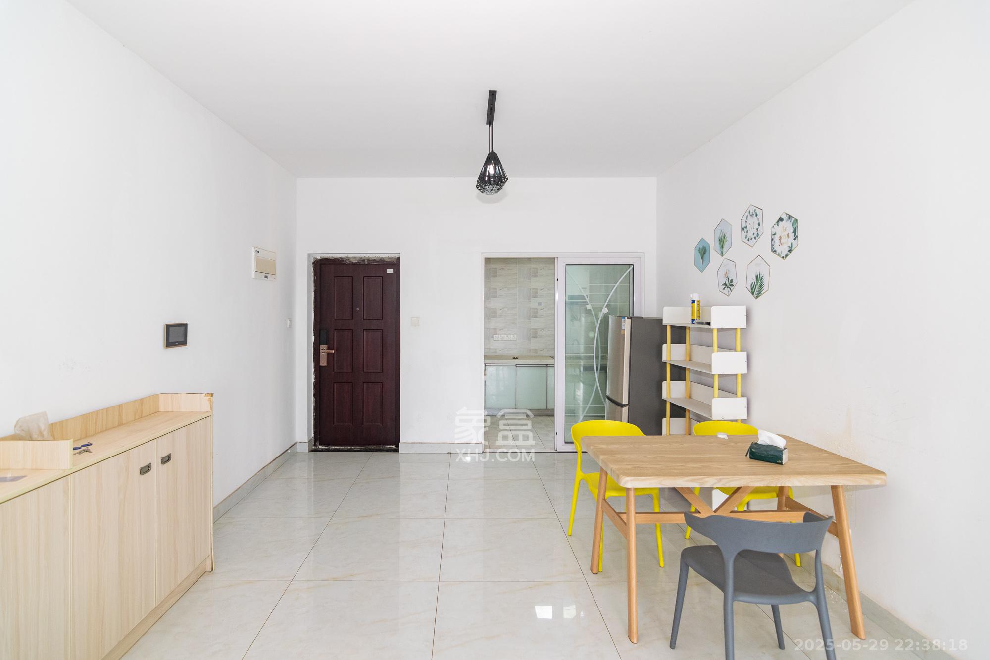 三润城(三润星城) 3室2厅2卫 78.0万 三润城(三润星城) 3室2厅2卫 78.0万客厅