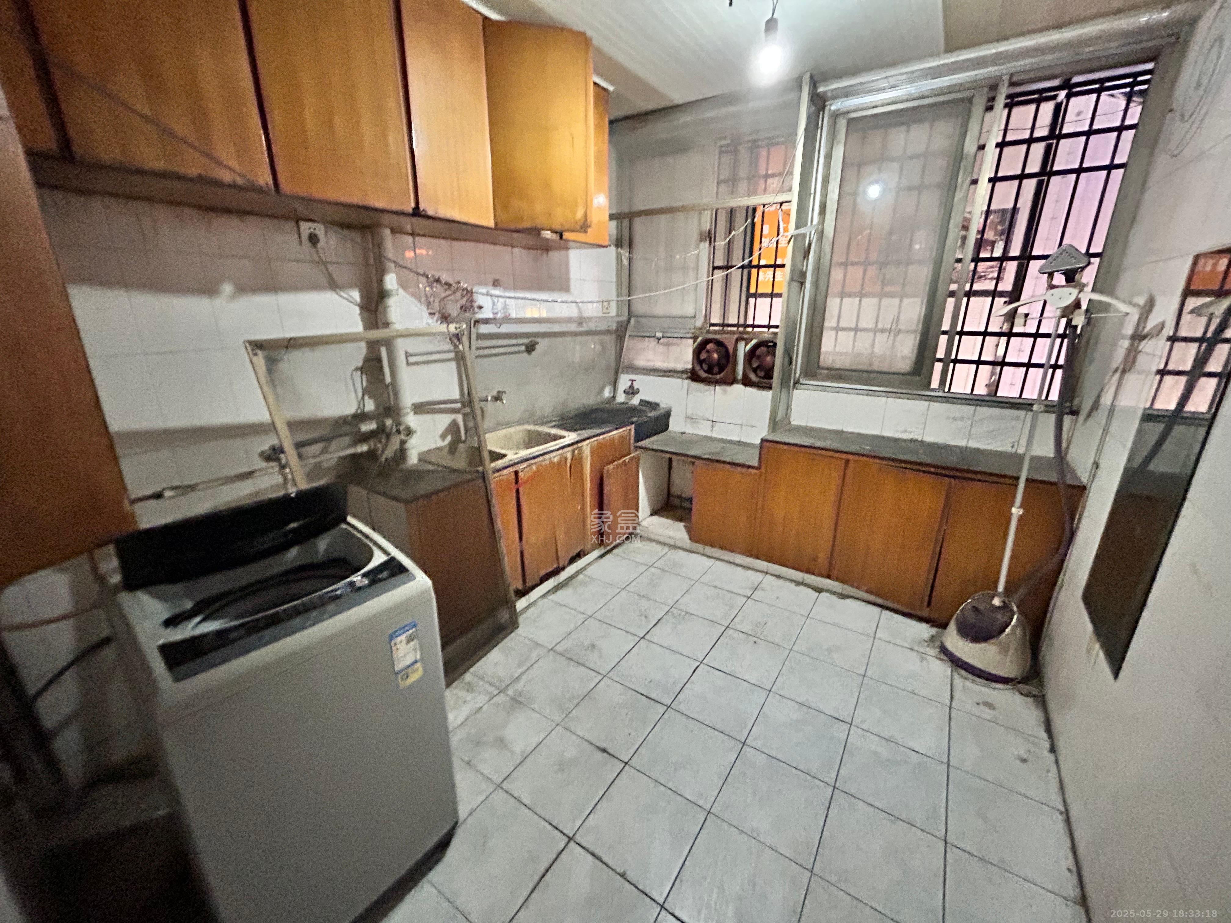 坡子街综合楼 3室2厅1卫 2900.0元/月 坡子街综合楼 3室2厅1卫 2900.0元/月室内图