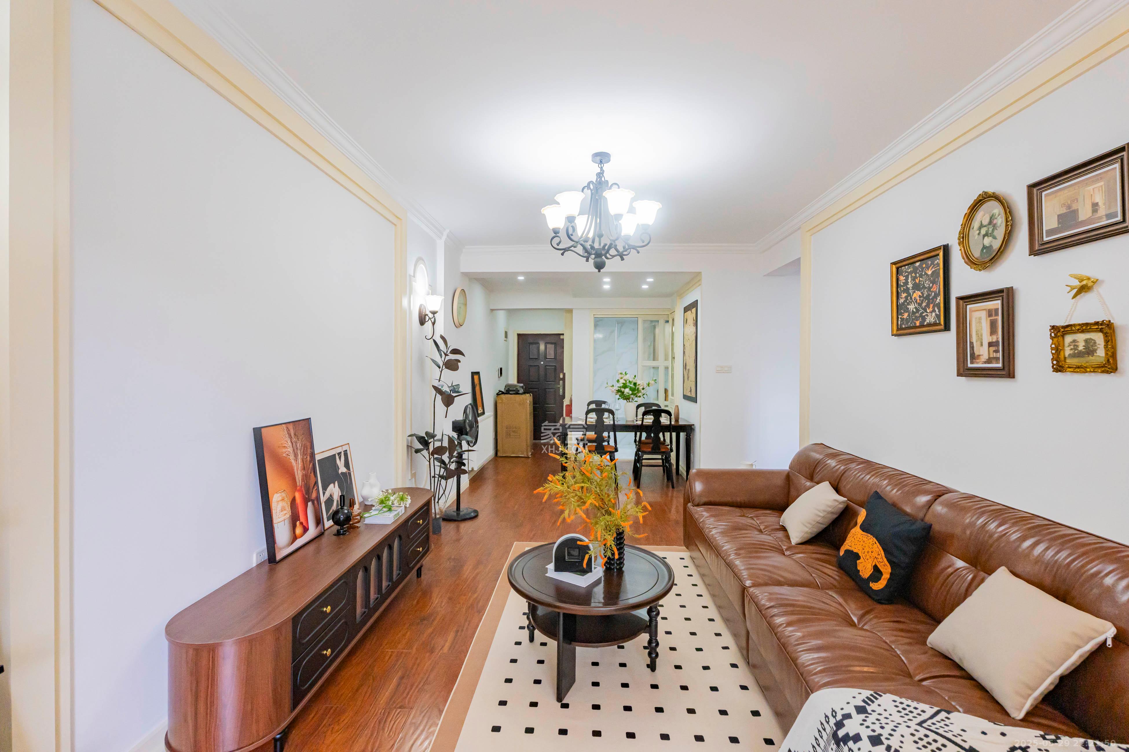 香江锦城 2室2厅1卫 87.8万 香江锦城 2室2厅1卫 87.8万客厅