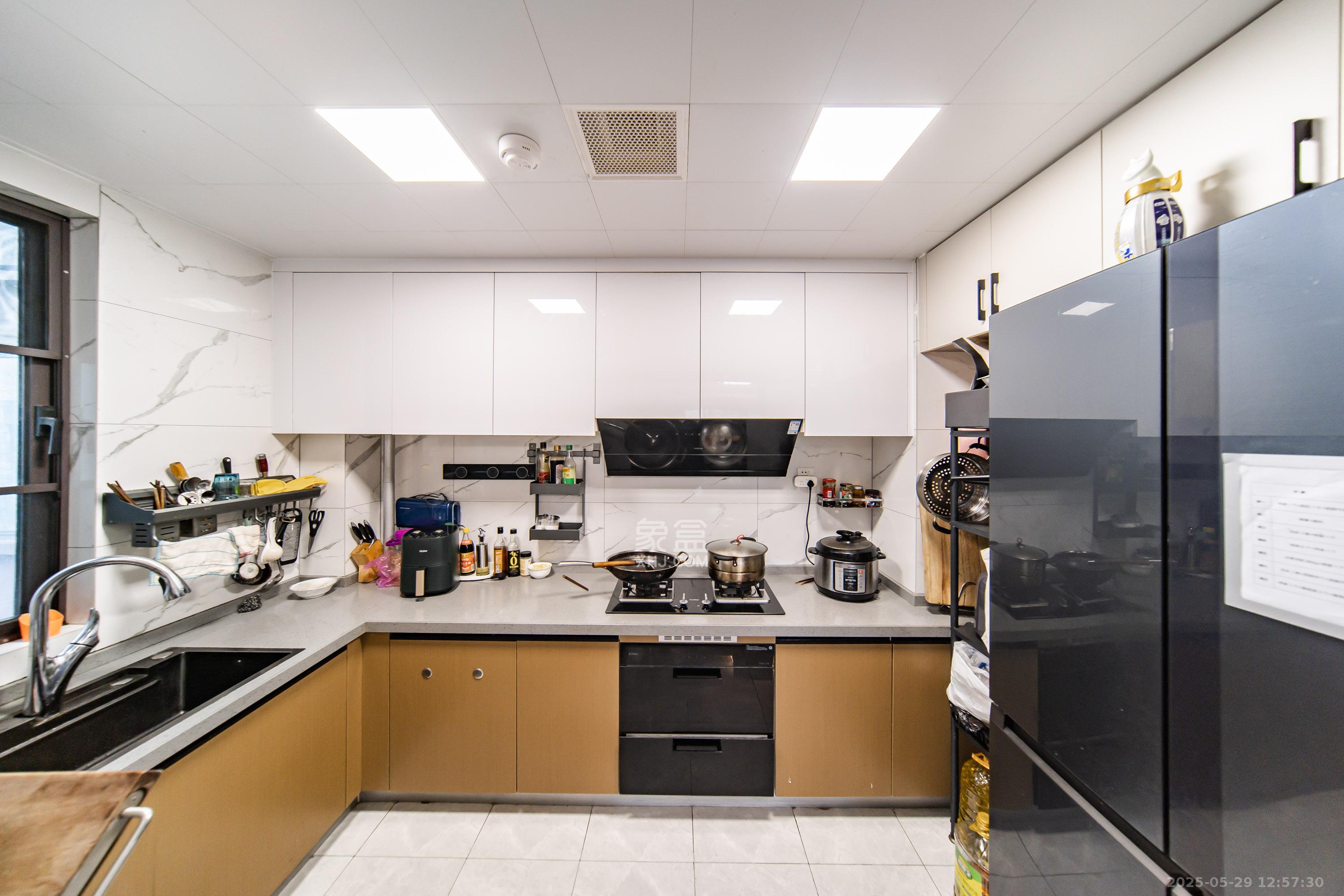 城发恒伟星雅韵(恒伟星辉苑)  4室2厅2卫    202.0万 城发恒伟星雅韵(恒伟星辉苑)  4室2厅2卫    202.0万厨房