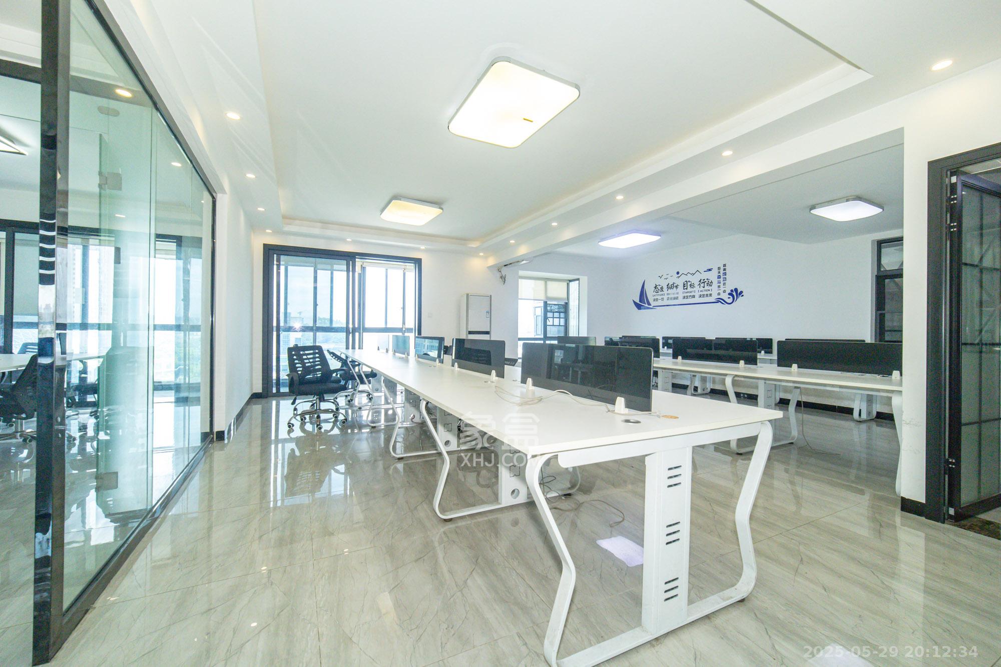 财富港湾(绿领大厦) 2室2厅1卫 75.0万 财富港湾(绿领大厦) 2室2厅1卫 75.0万客厅