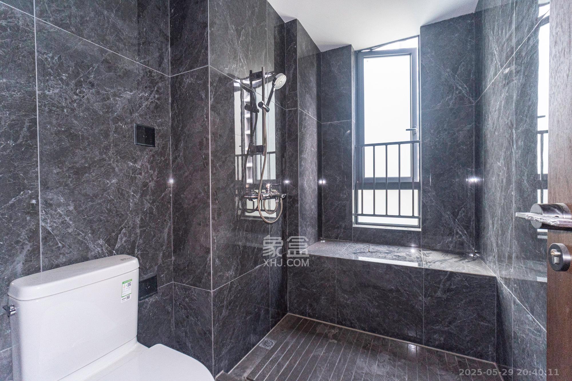 万科松湖天地 4室2厅2卫 320.0万 万科松湖天地 4室2厅2卫 320.0万卫生间