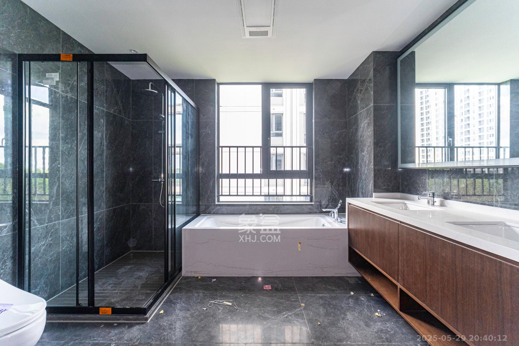 万科松湖天地 4室2厅2卫 320.0万 万科松湖天地 4室2厅2卫 320.0万卫生间