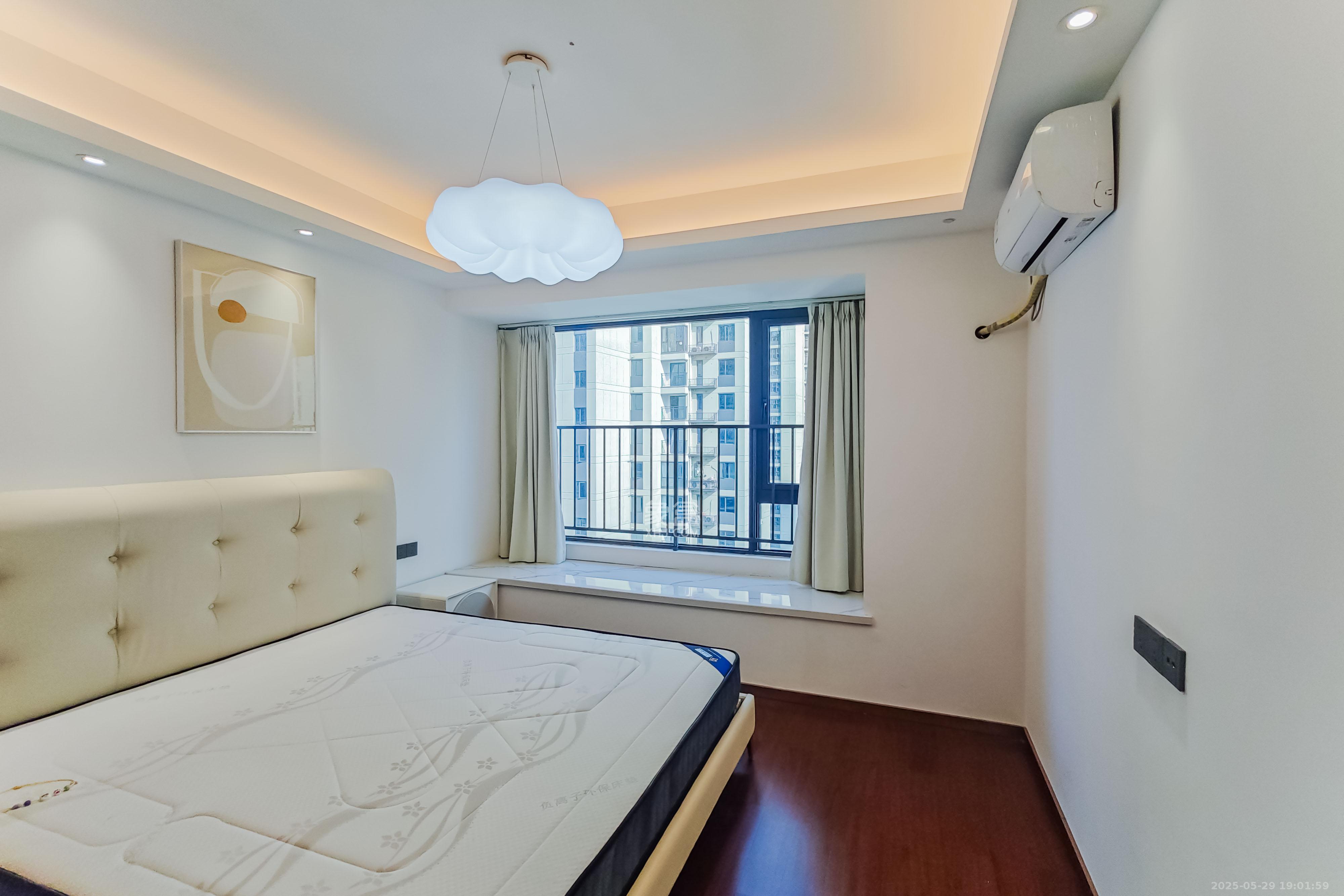 旭辉雨花郡  4室2厅2卫    190.0万卧室