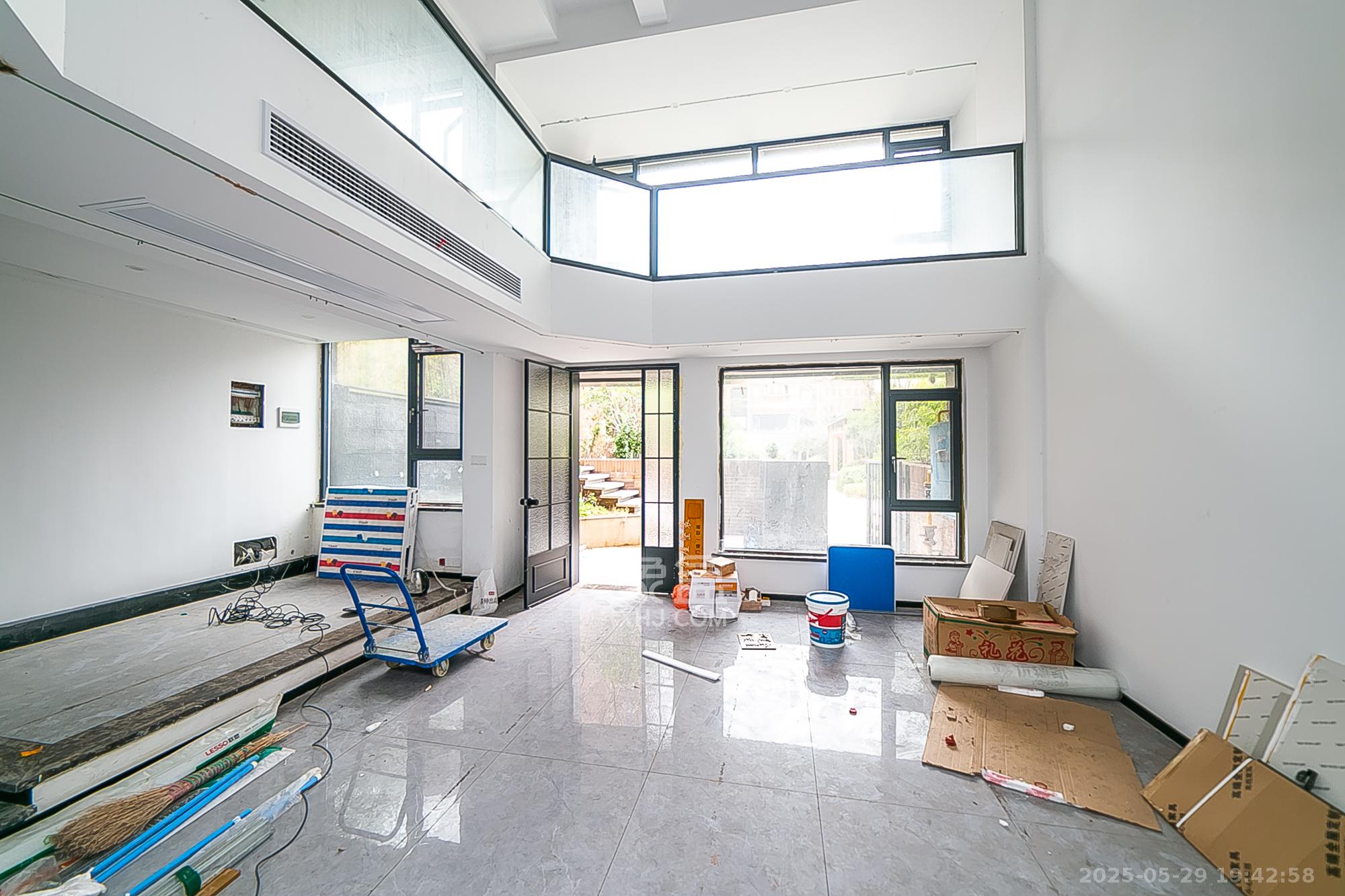 万科紫台 5室5厅4卫 389.0万 万科紫台 5室5厅4卫 389.0万客厅