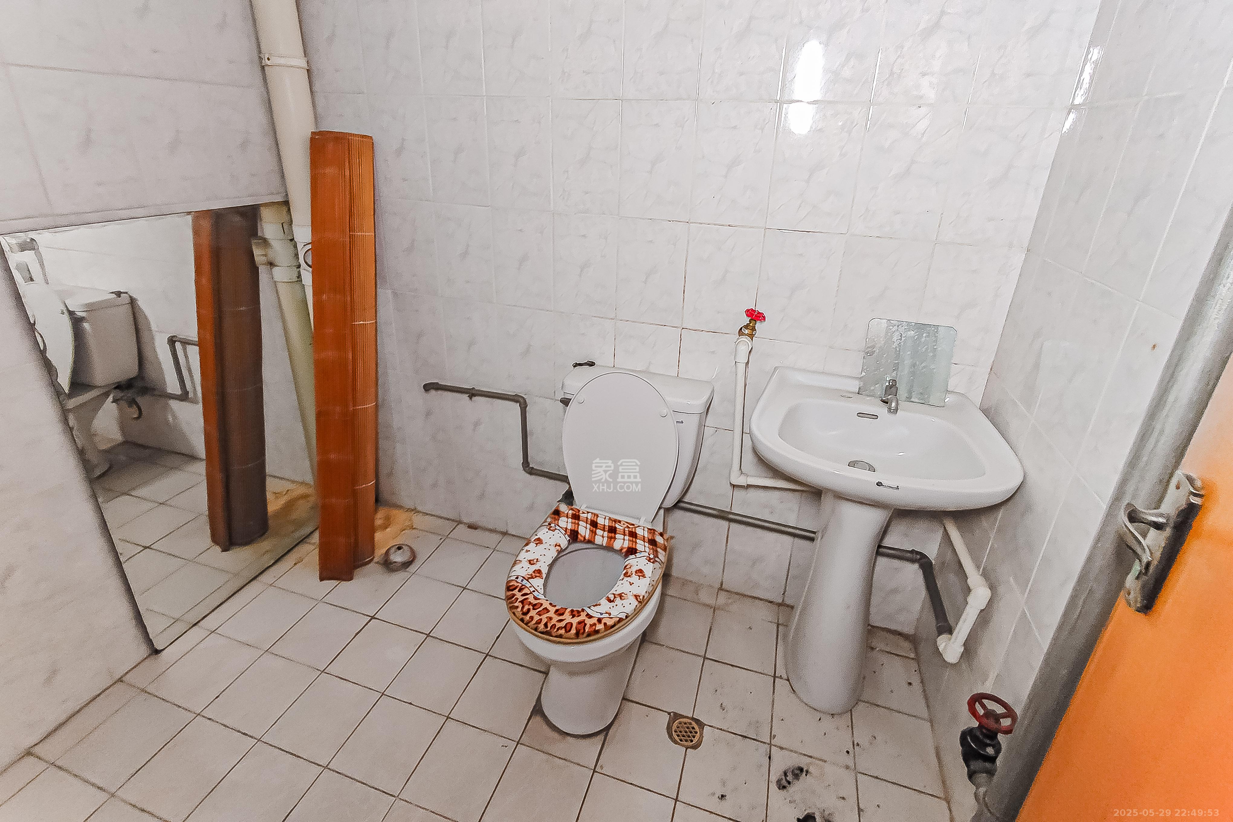 红旗综合安置楼  3室2厅2卫    65.0万卫生间