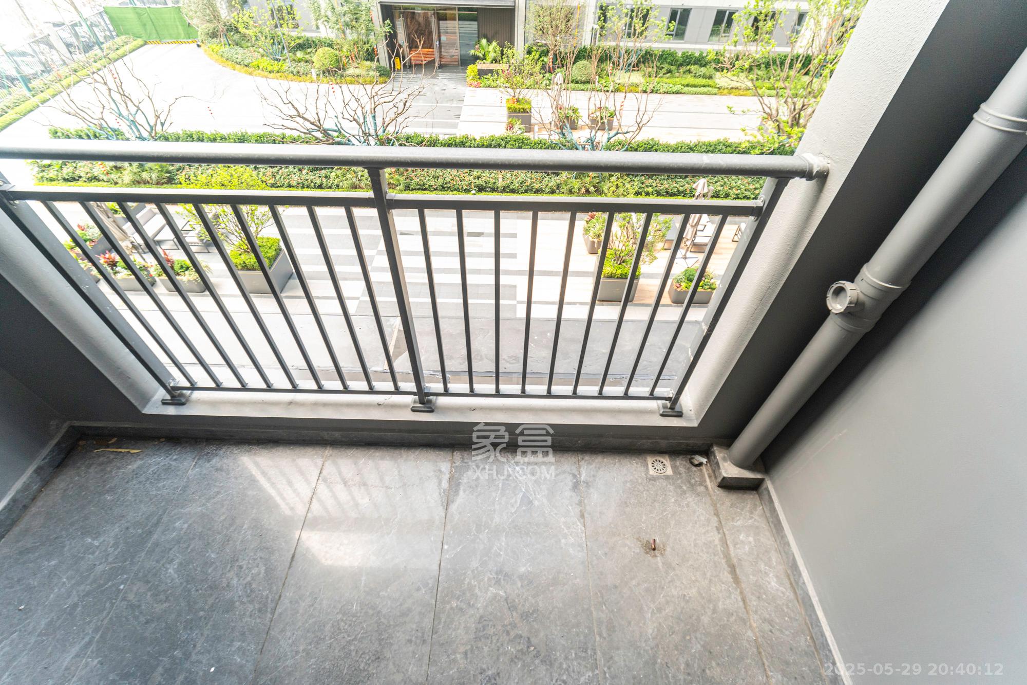 万科松湖天地 4室2厅2卫 320.0万 万科松湖天地 4室2厅2卫 320.0万阳台