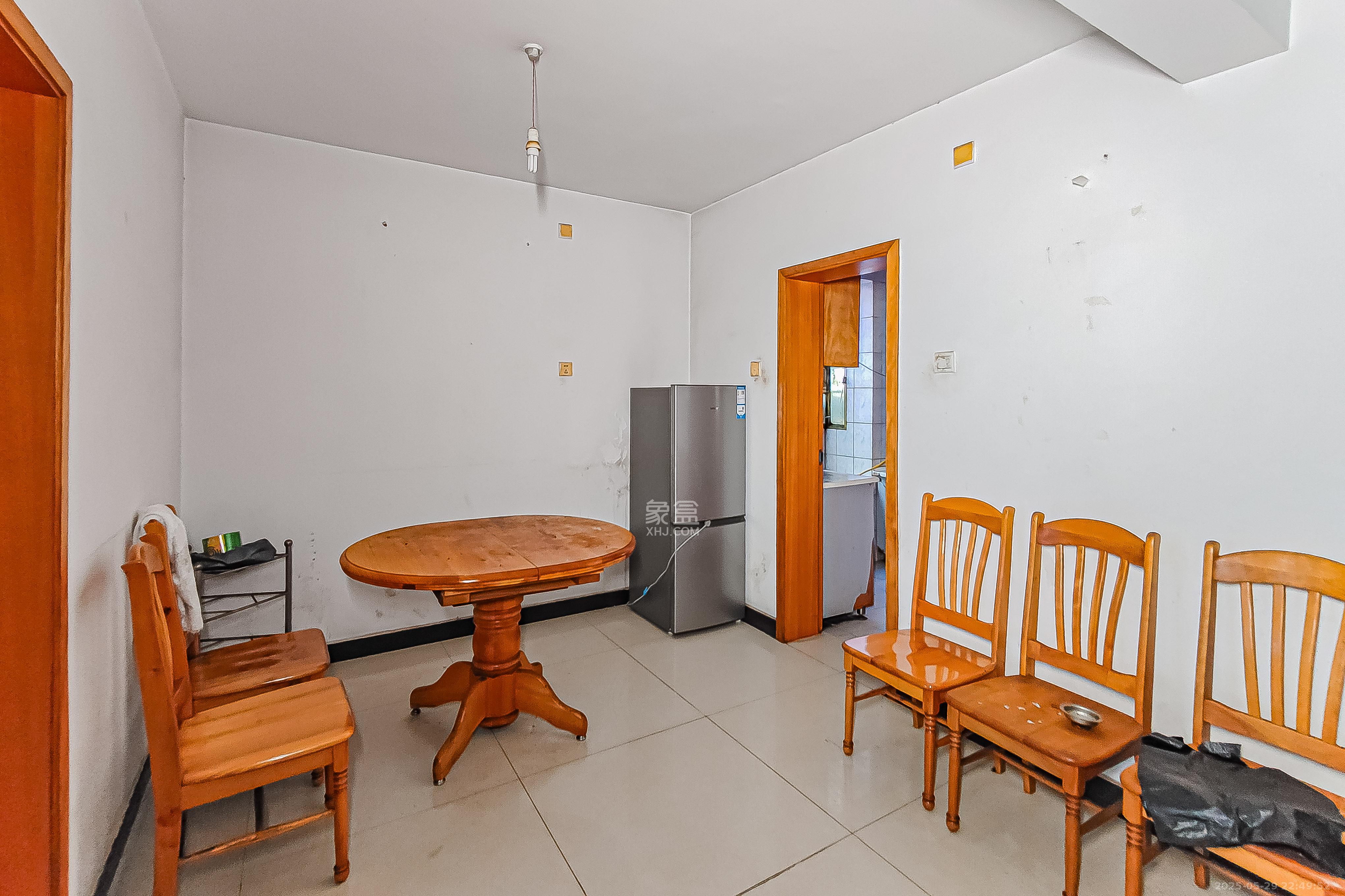 红旗综合安置楼  3室2厅2卫    65.0万客厅