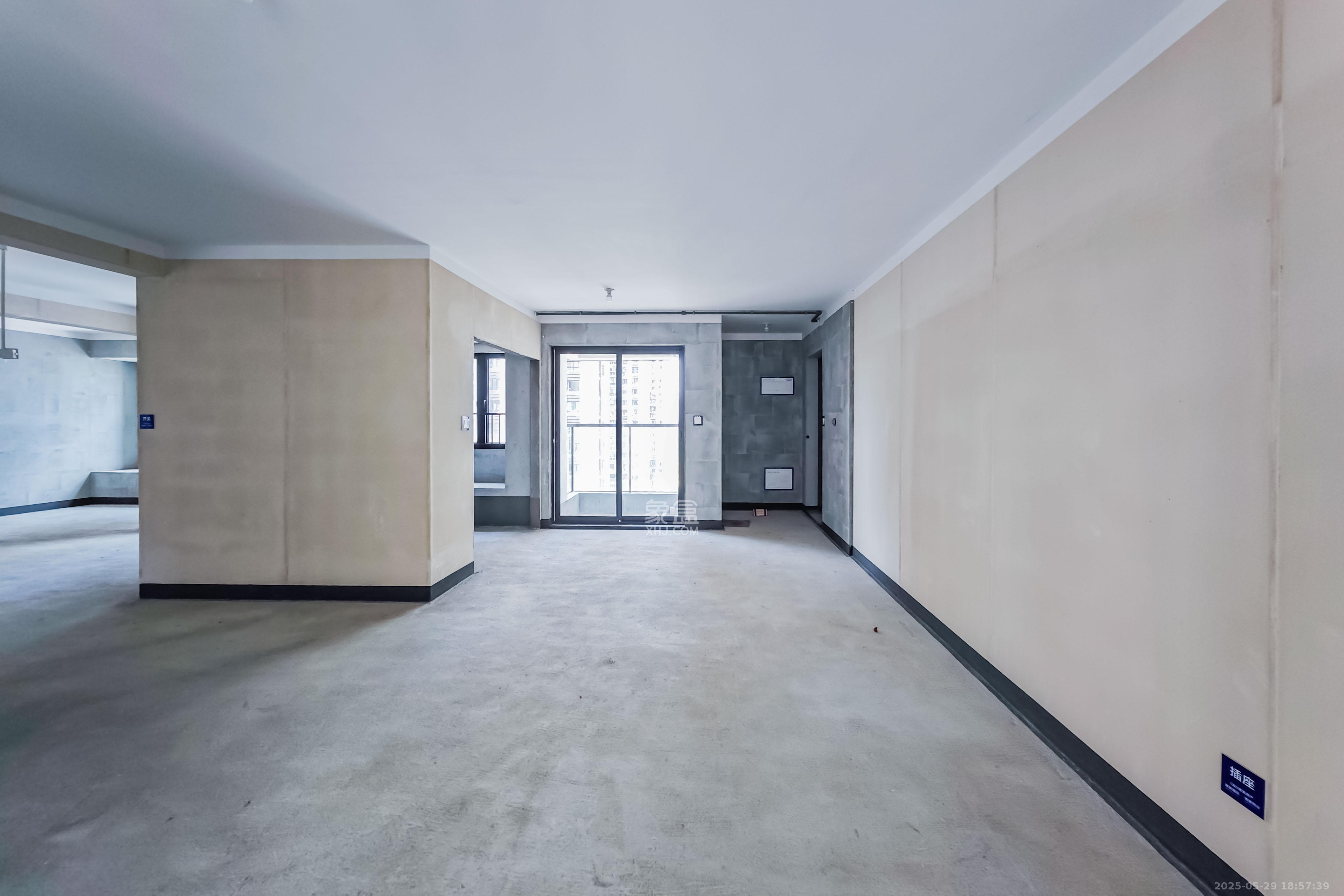 建发玖洲观澜  4室2厅2卫   200.00万客厅