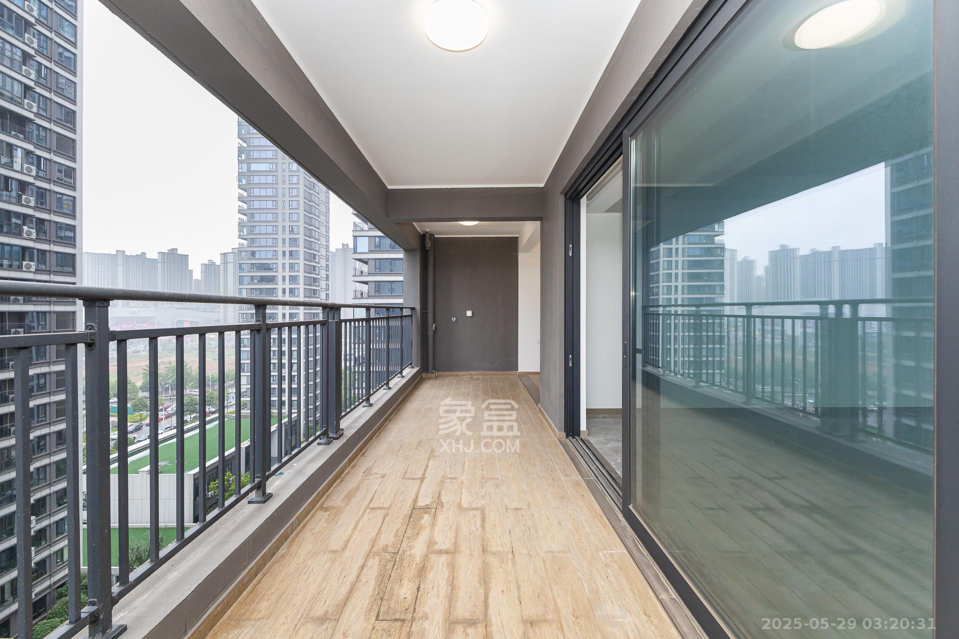 越秀湘江星汇城三期 4室2厅3卫 248.0万 越秀湘江星汇城三期 4室2厅3卫 248.0万阳台