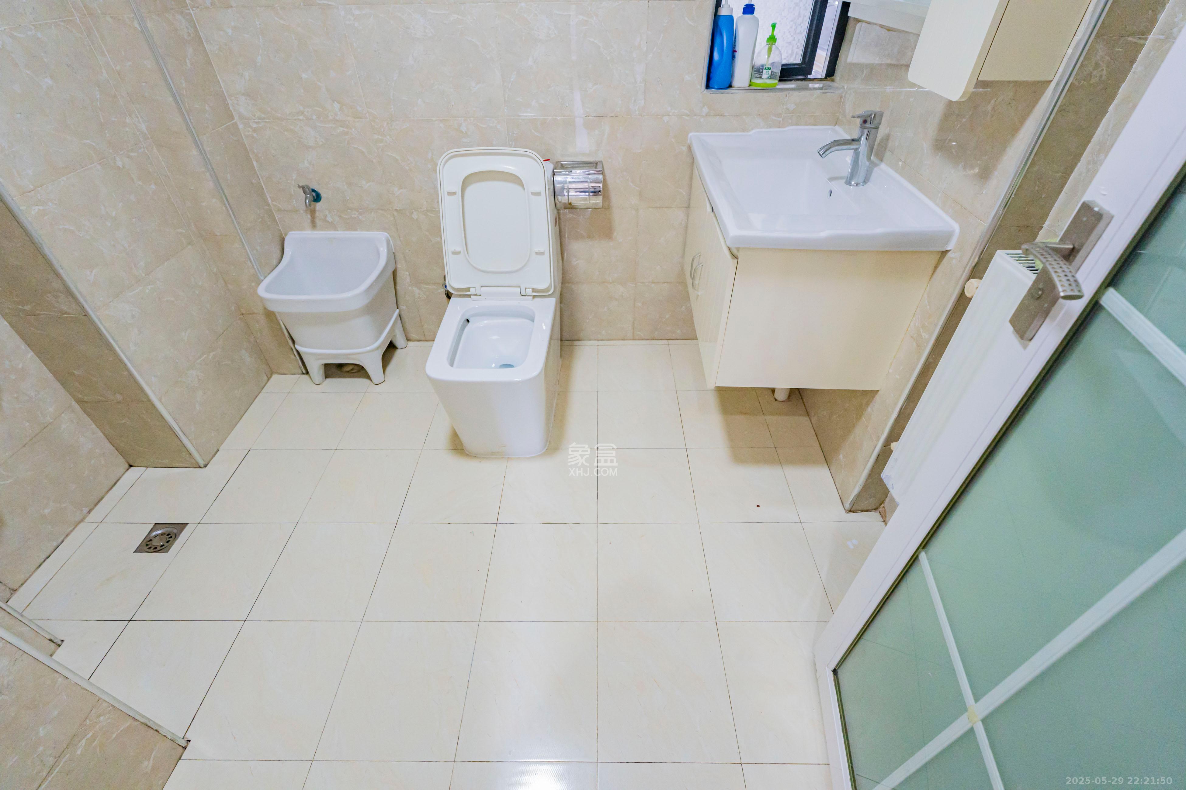 香江锦城 2室2厅1卫 87.8万 香江锦城 2室2厅1卫 87.8万卫生间