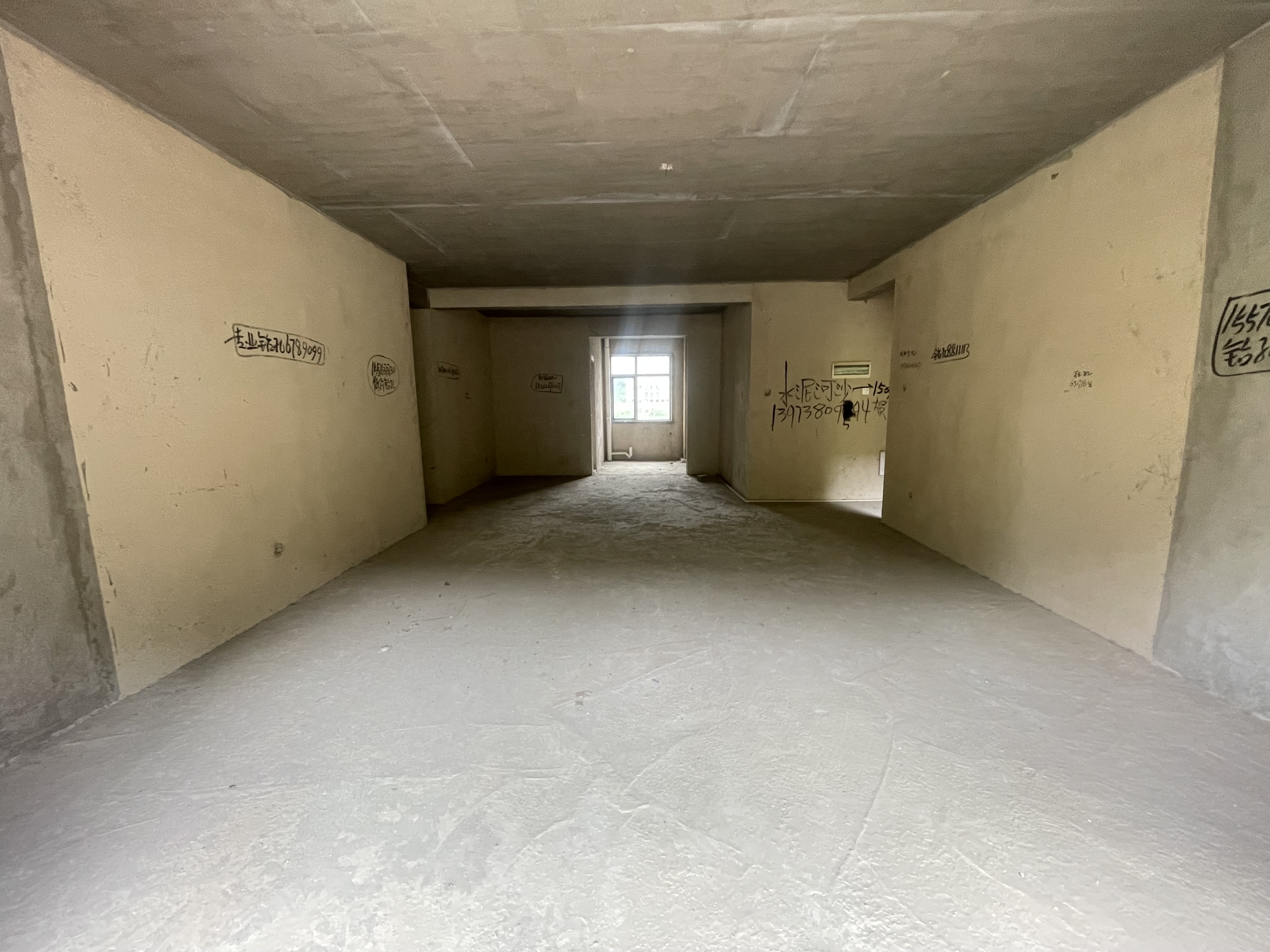 和泰家园  5室2厅2卫    79.8万客厅