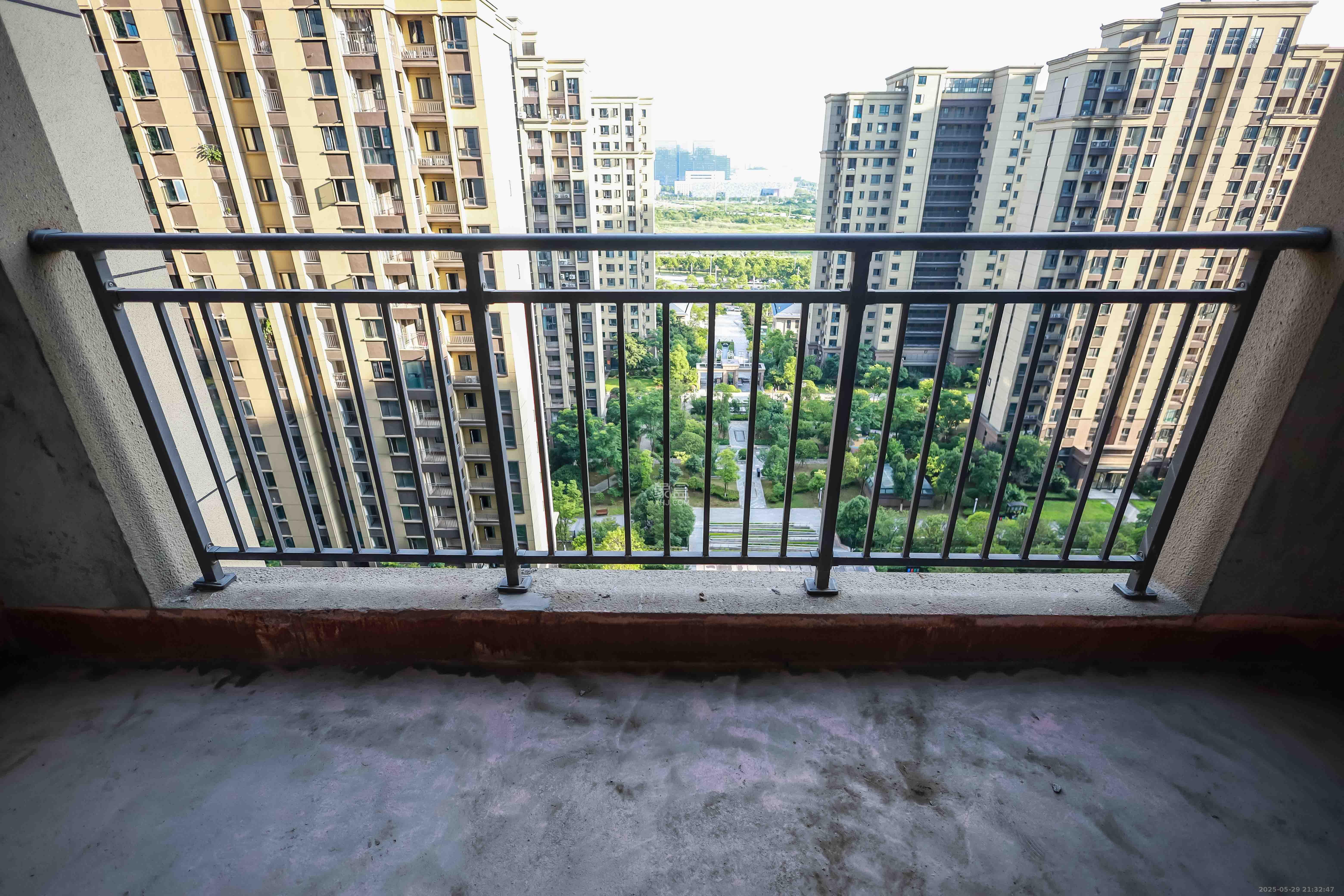 通号岭绣苑 4室2厅2卫 126.0万 通号岭绣苑 4室2厅2卫 126.0万阳台