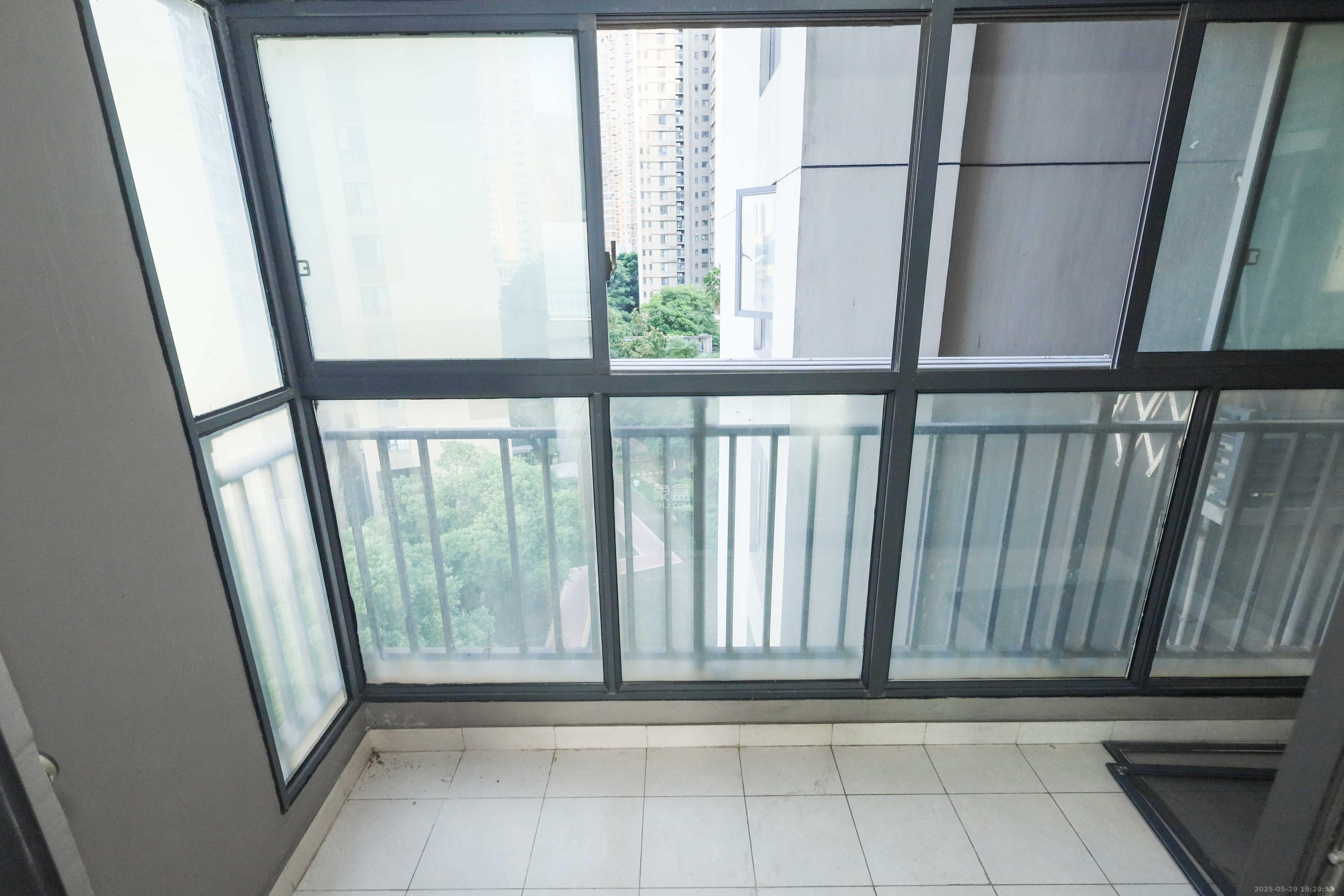 万科城市花园  3室2厅2卫    98.8万阳台