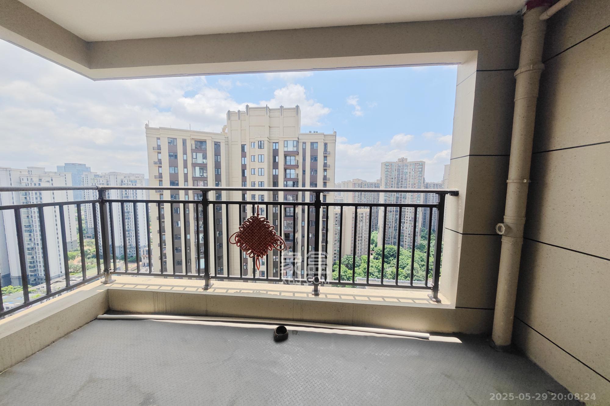 保利大都汇四期 4室2厅2卫 130.0万 保利大都汇四期 4室2厅2卫 130.0万阳台