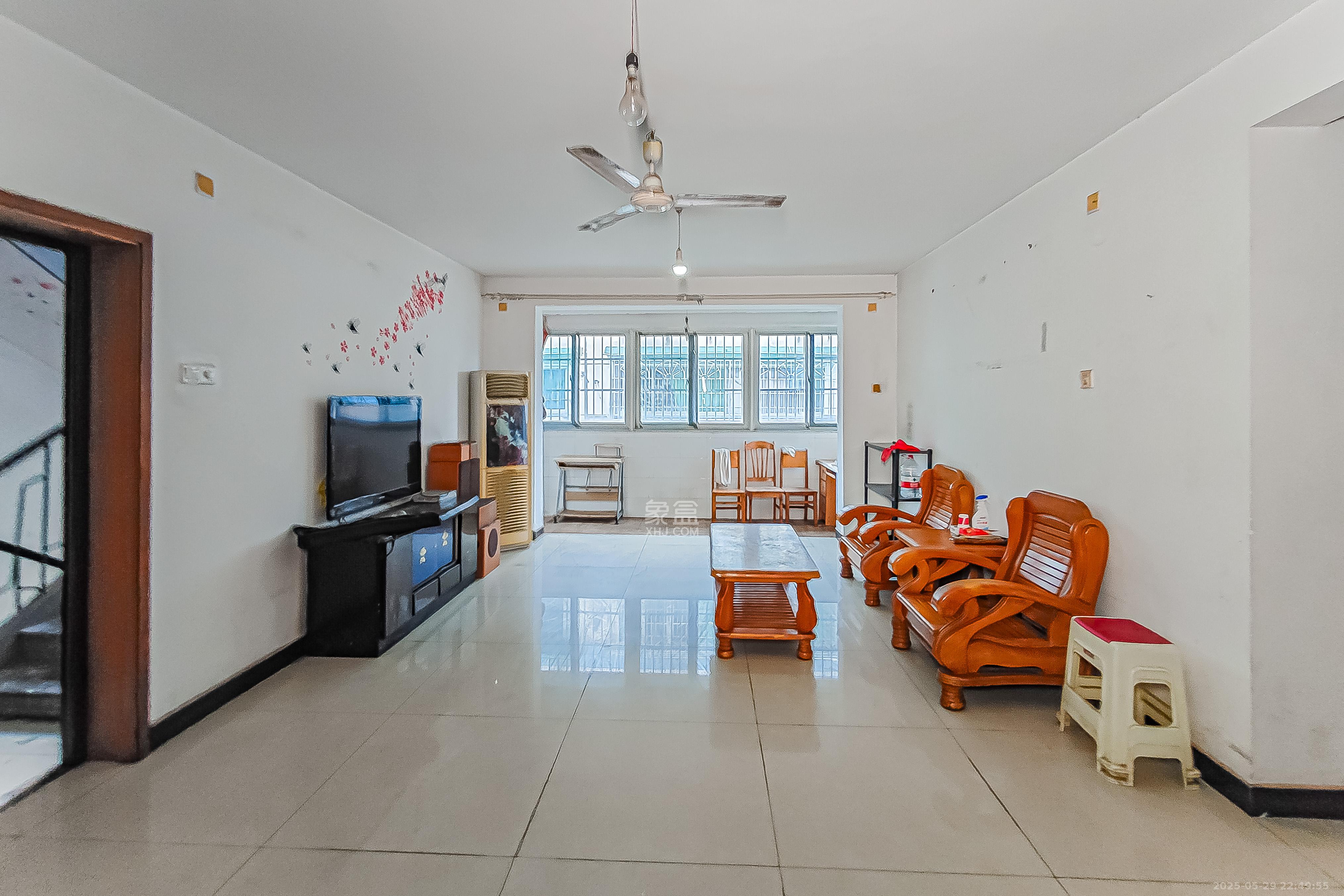 红旗综合安置楼  3室2厅2卫    65.0万客厅