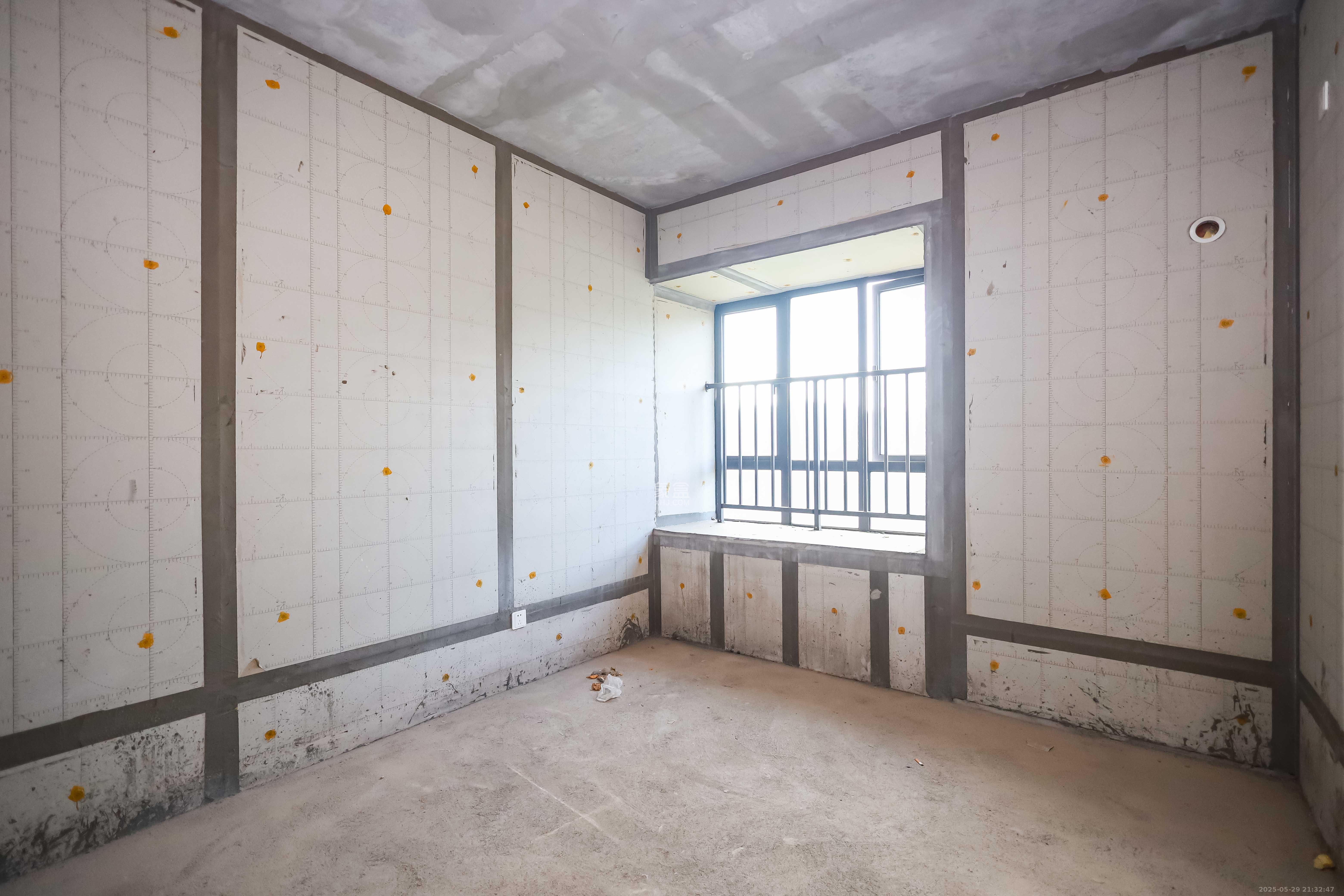 通号岭绣苑 4室2厅2卫 126.0万 通号岭绣苑 4室2厅2卫 126.0万卧室