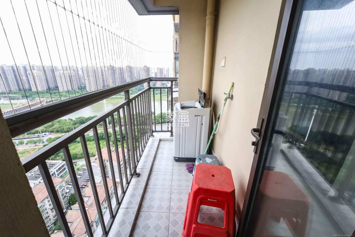 中欣楚天熙苑 3室2厅1卫 95.00万 中欣楚天熙苑 3室2厅1卫 95.00万阳台