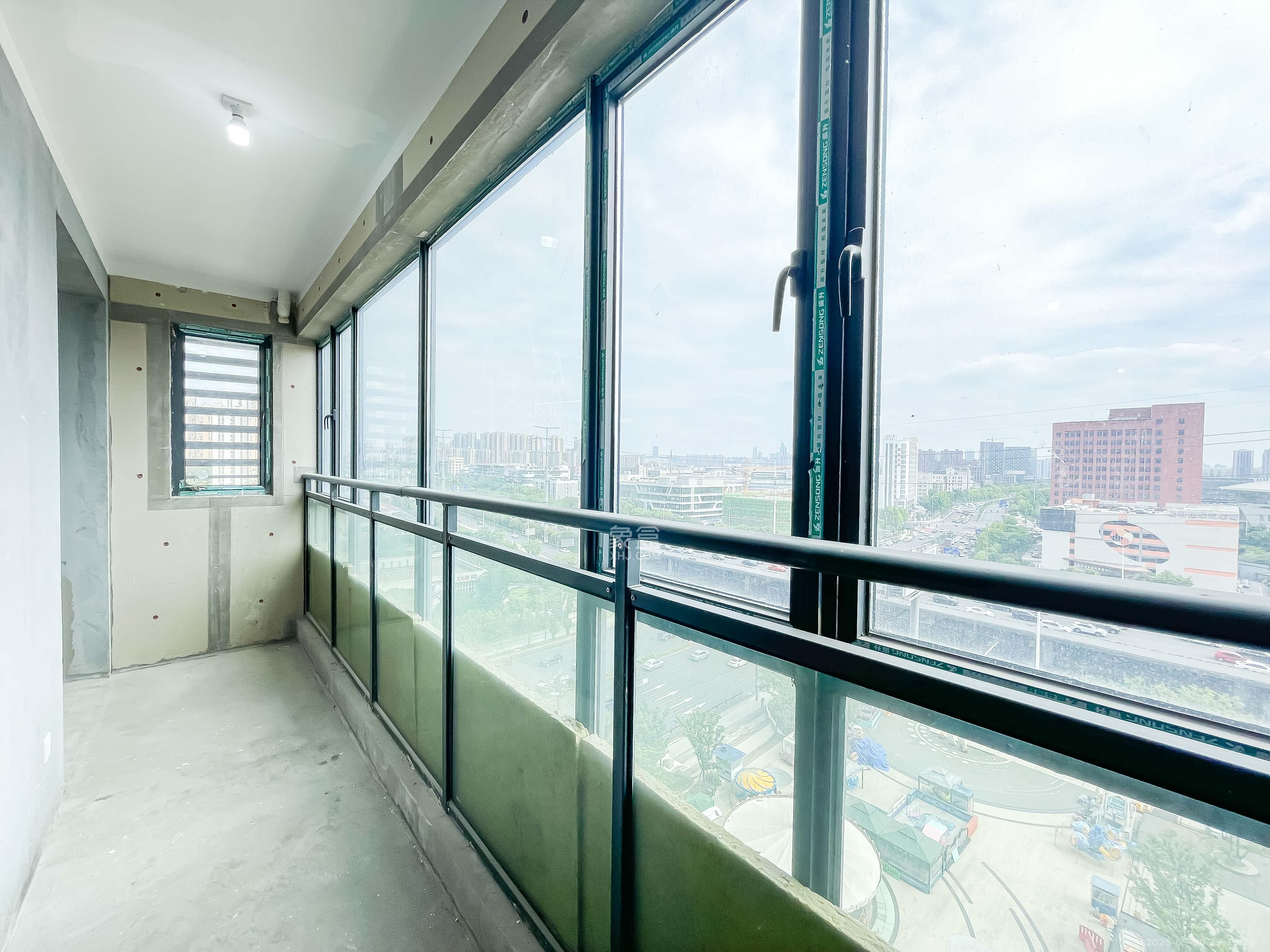 长房云尚公馆  3室2厅2卫    98.0万 长房云尚公馆  3室2厅2卫    98.0万阳台